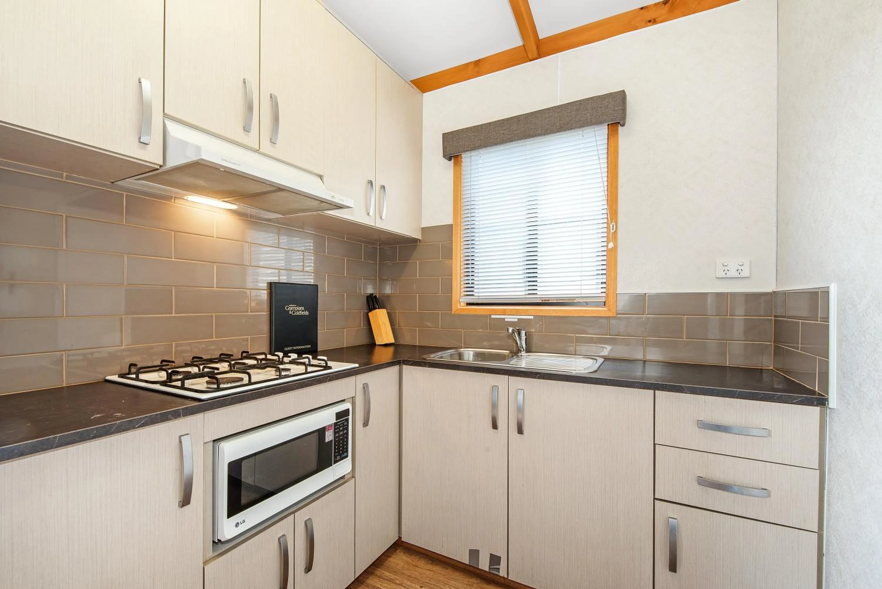 Kitchen or kitchenette in Golden Country Motel and Caravan Park