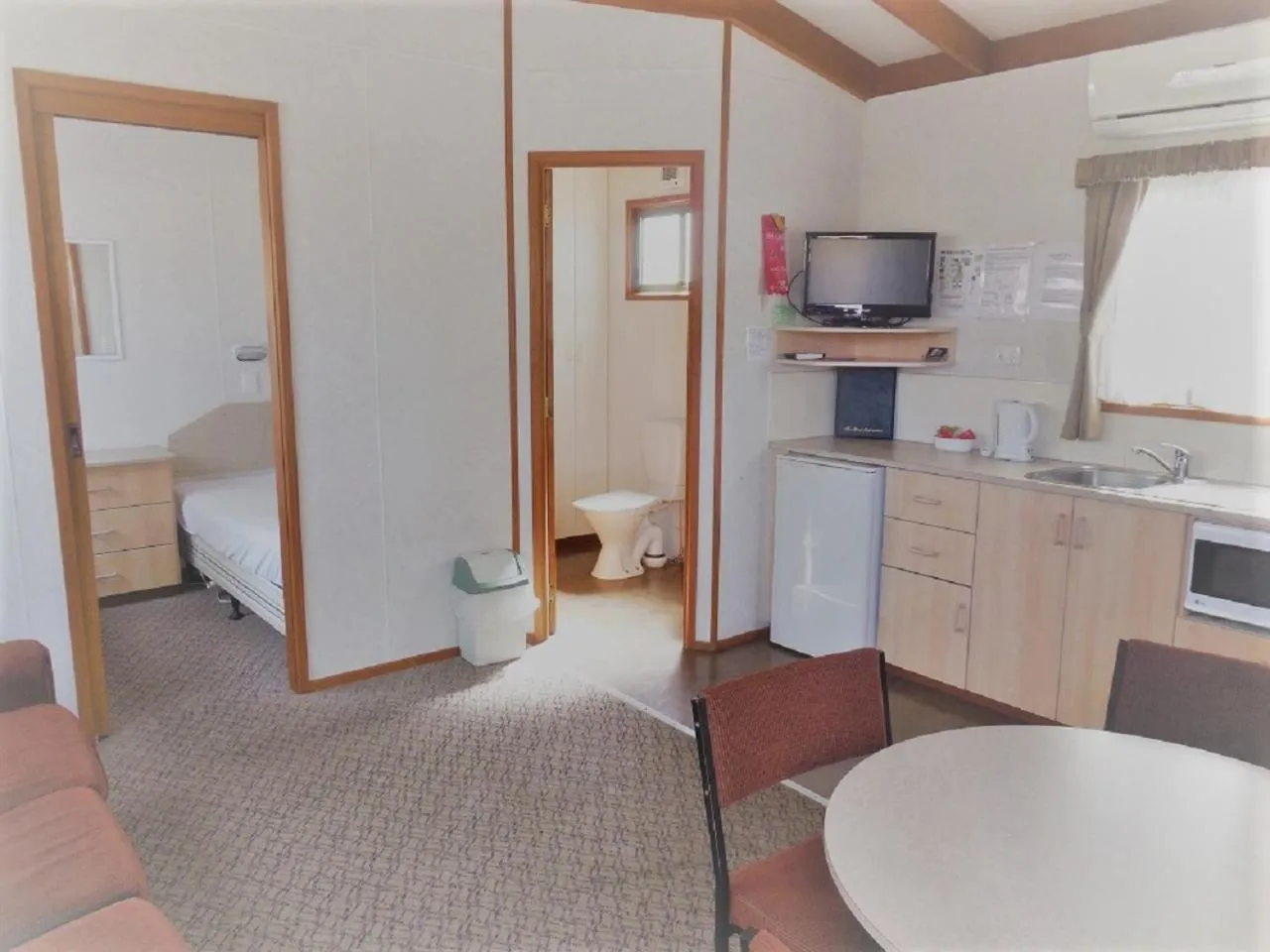 Bathroom in Golden Country Motel and Caravan Park