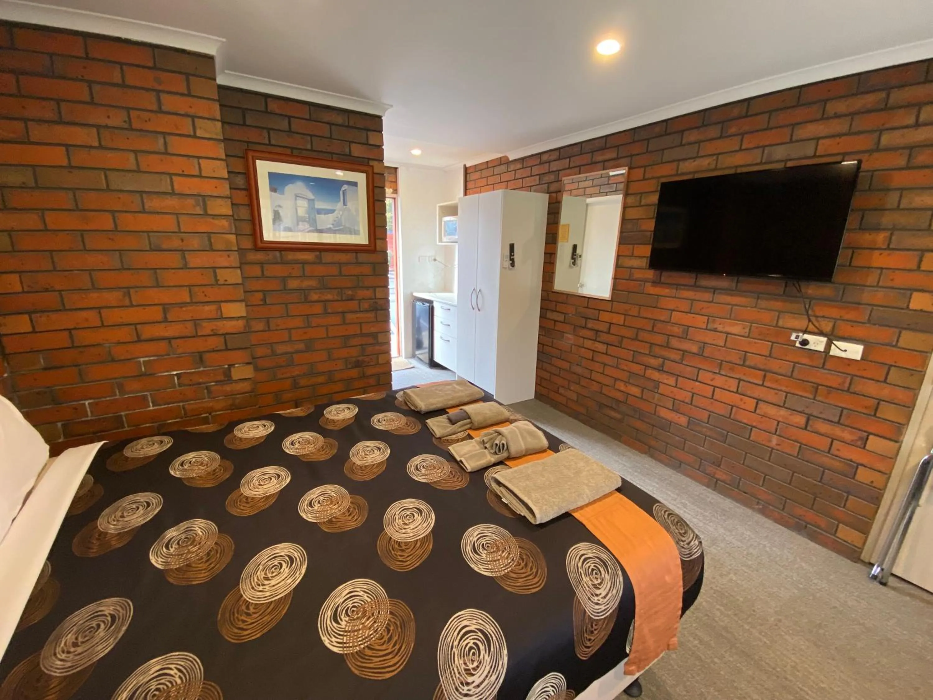 Bed in Golden Country Motel and Caravan Park