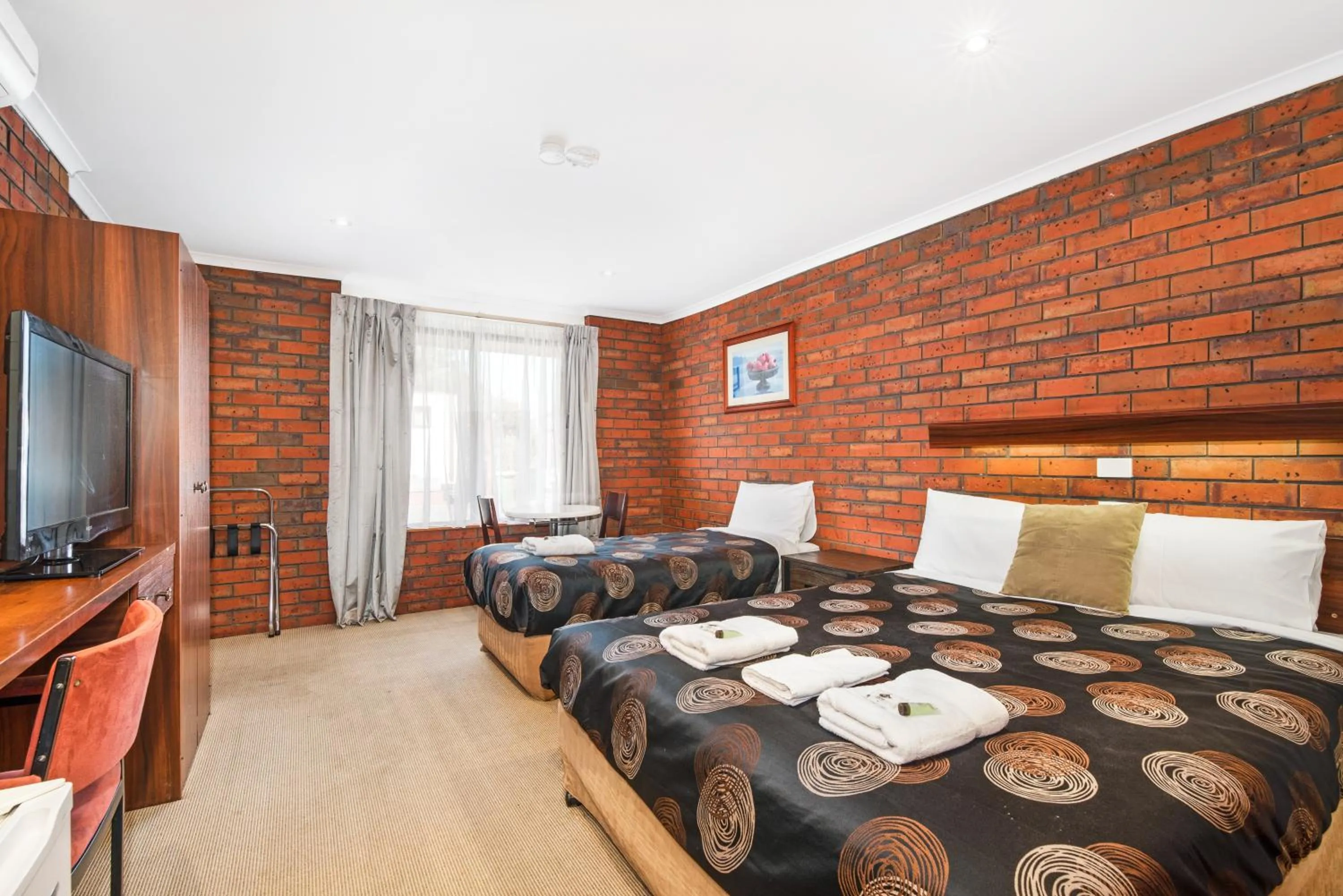 Photo of the whole room, Bed in Golden Country Motel and Caravan Park