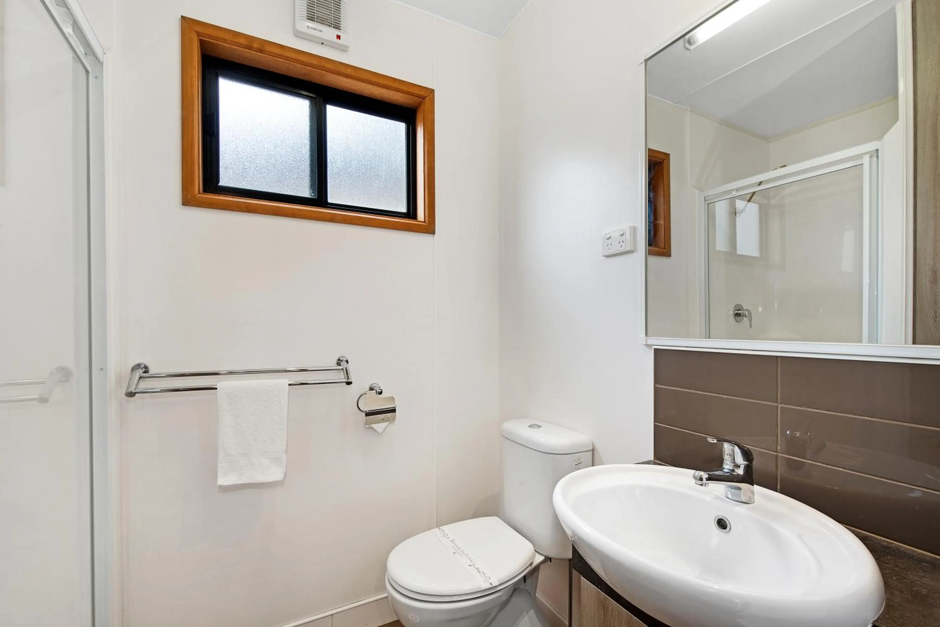Bathroom in Golden Country Motel and Caravan Park