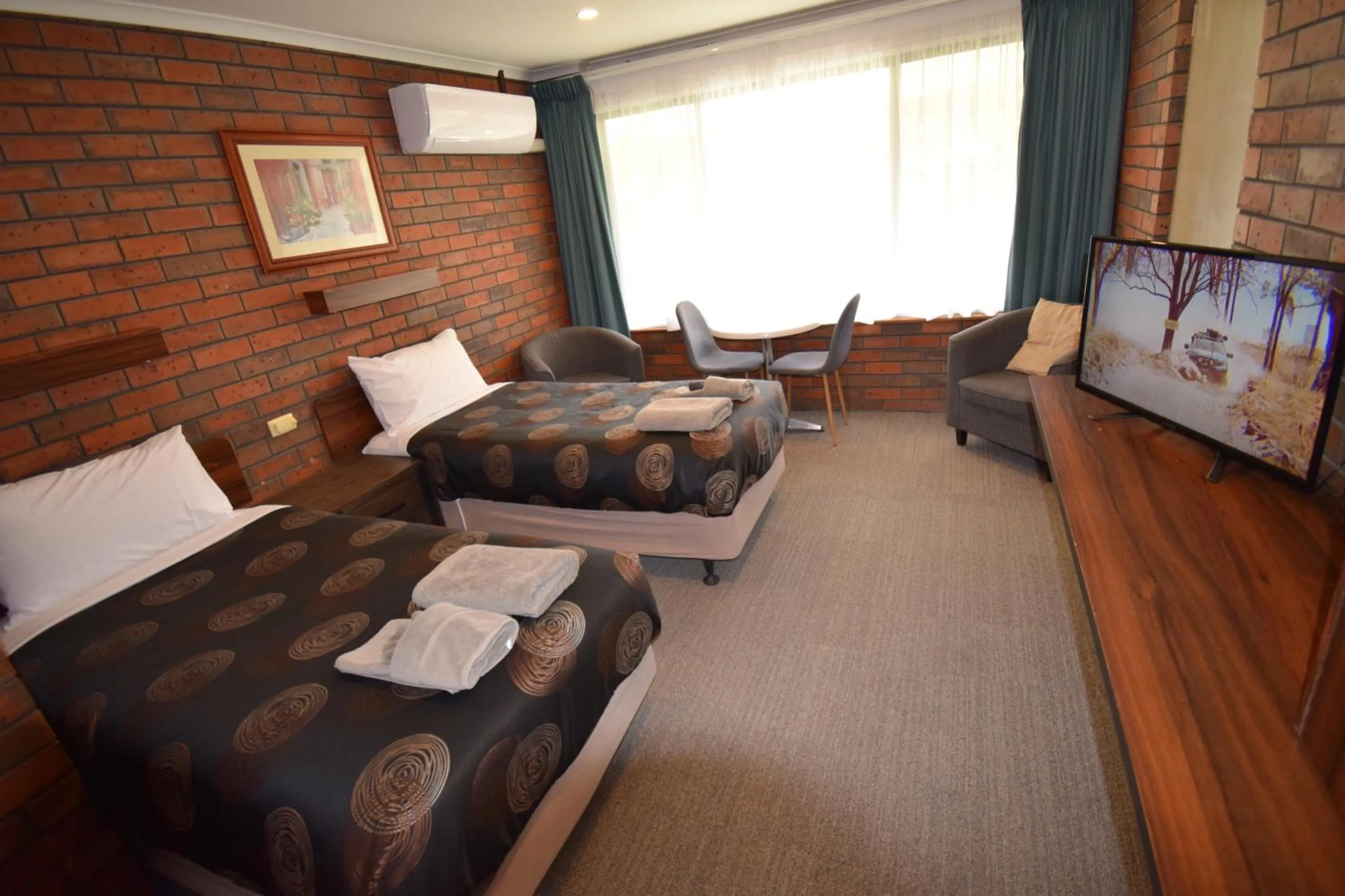 Seating area, Bed in Golden Country Motel and Caravan Park
