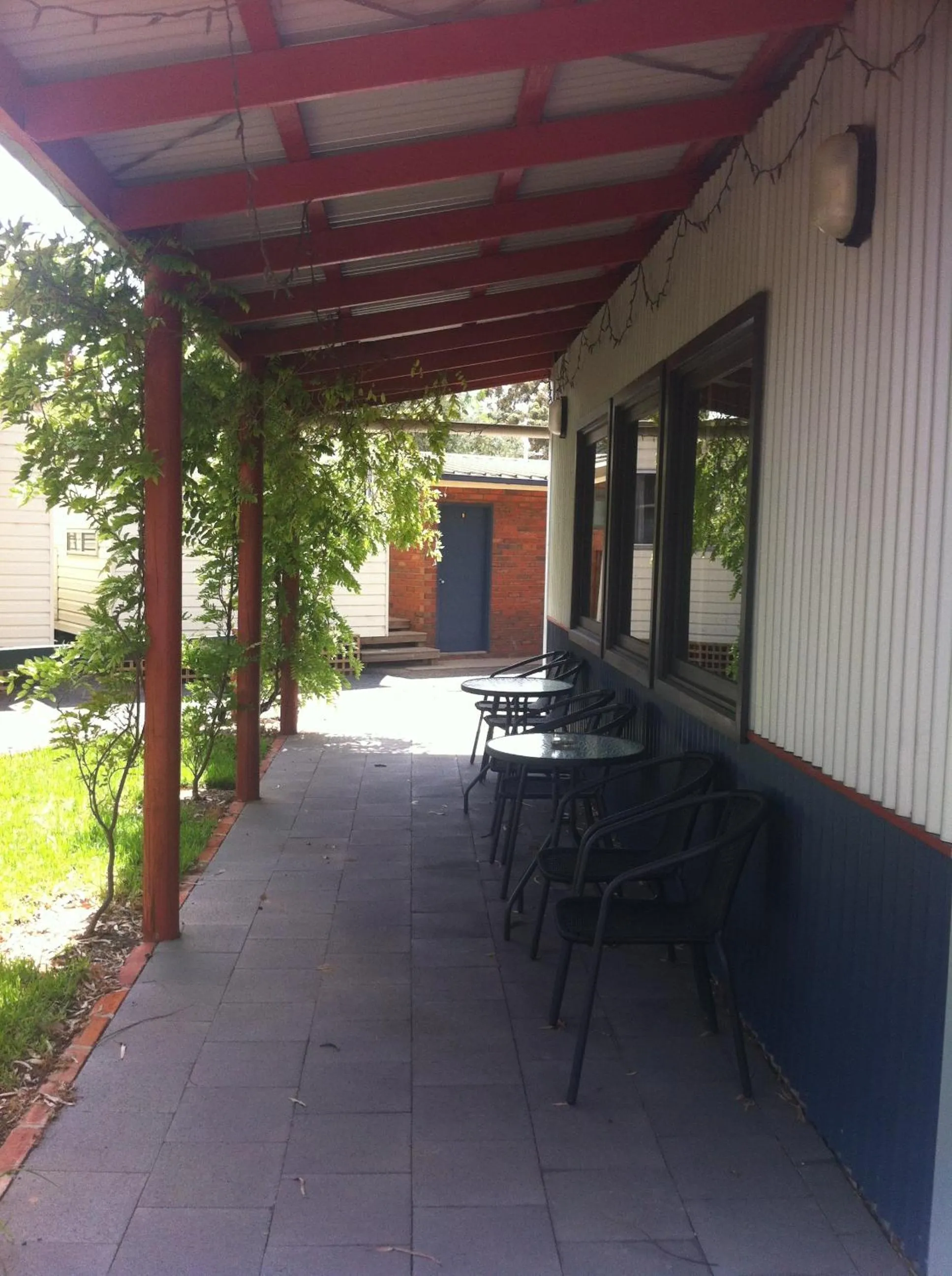 Communal kitchen in Golden Country Motel and Caravan Park