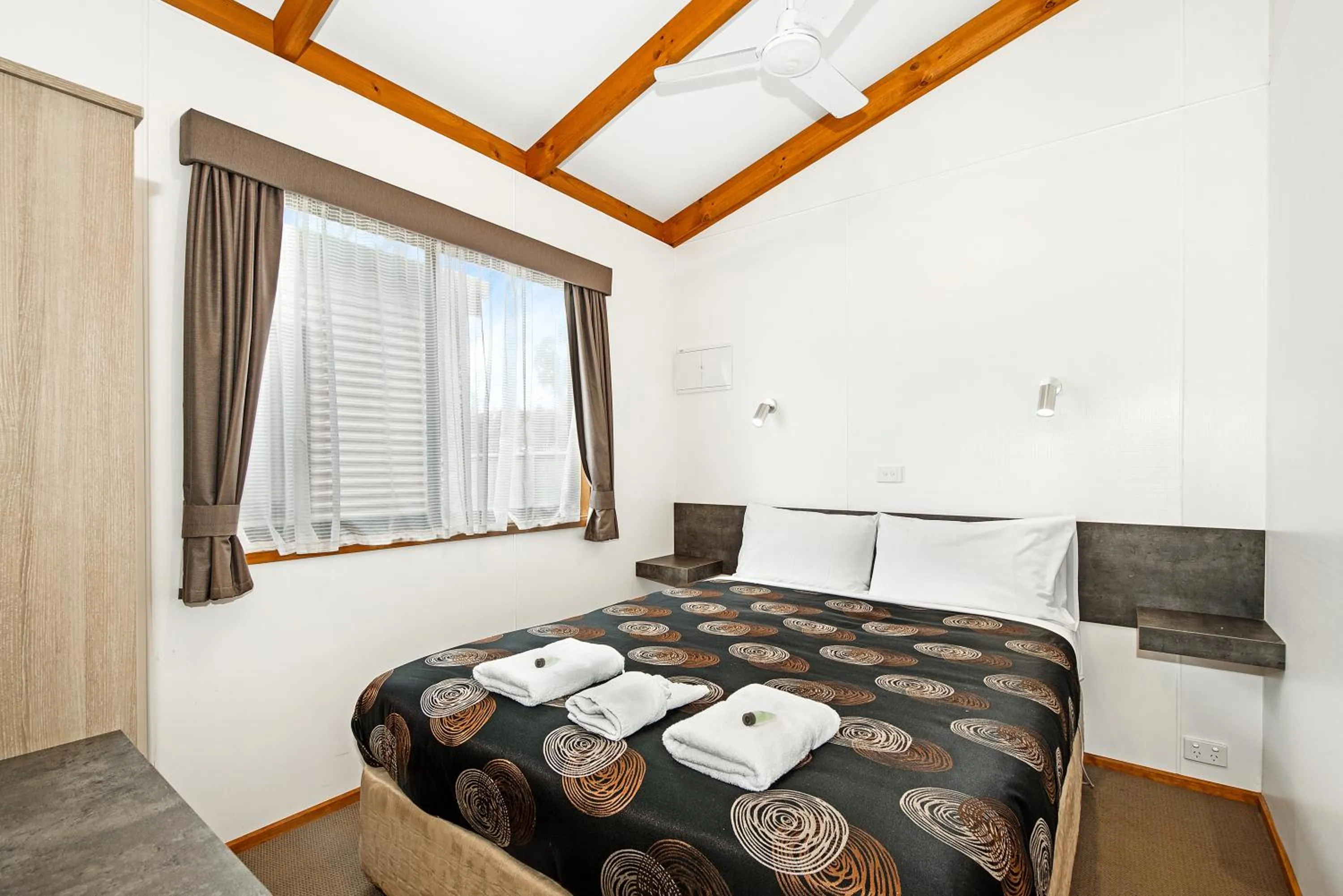 Bedroom, Bed in Golden Country Motel and Caravan Park