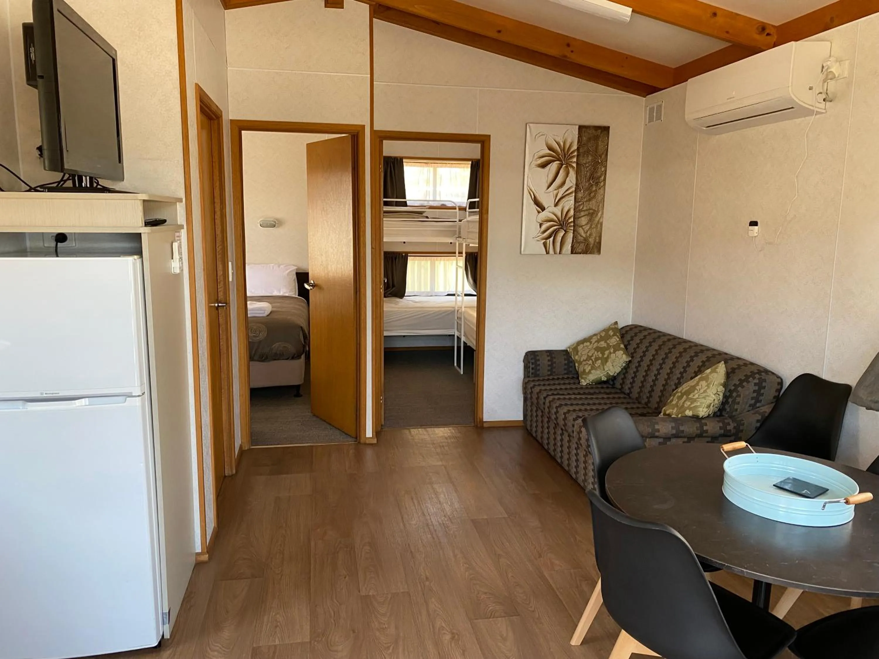 Bed in Golden Country Motel and Caravan Park