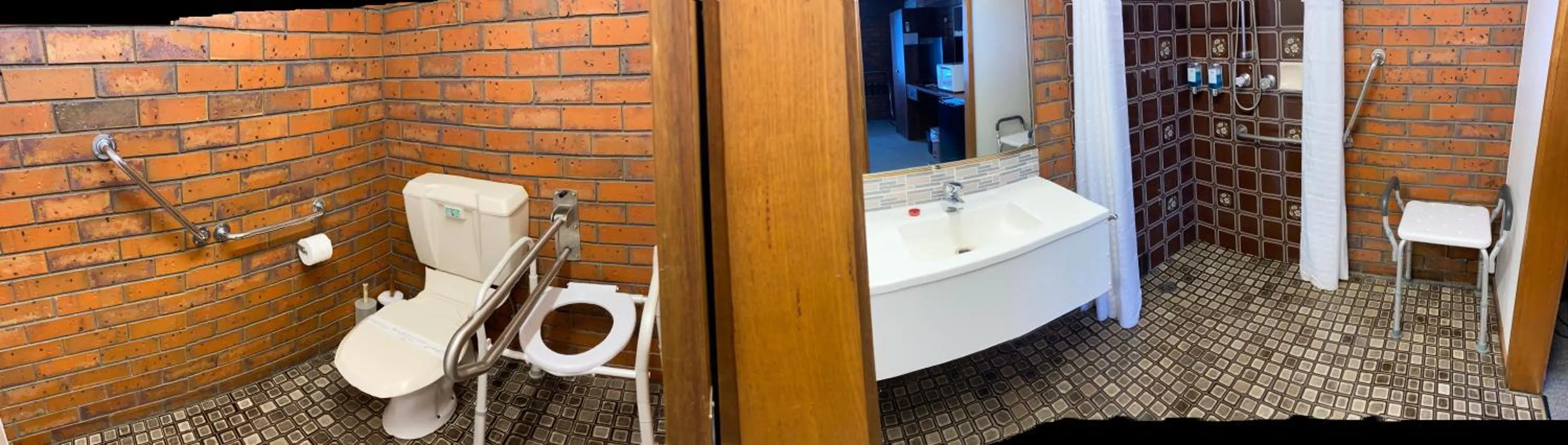 Toilet in Golden Country Motel and Caravan Park