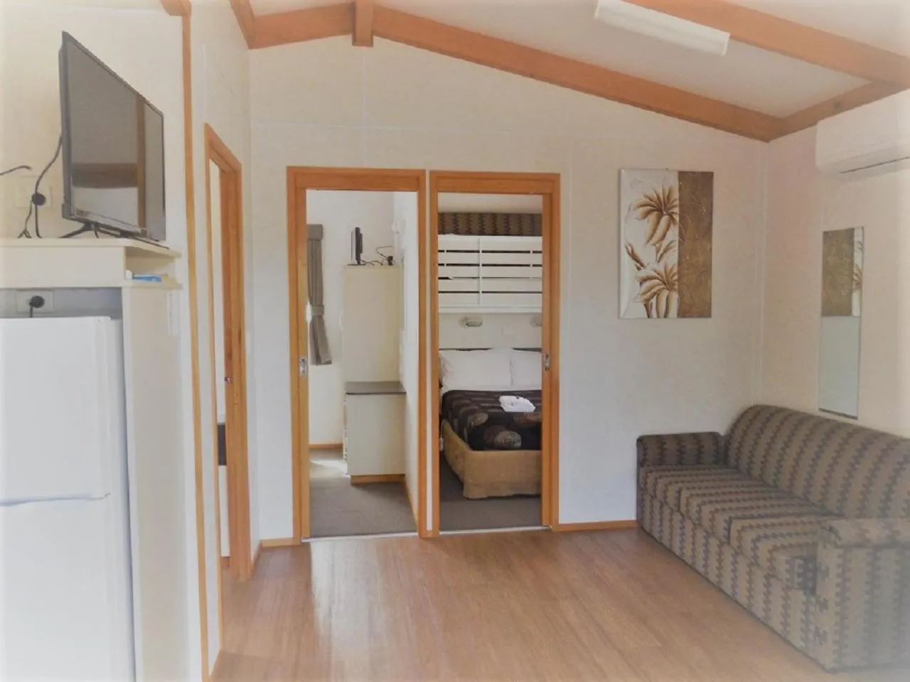 Communal lounge/ TV room in Golden Country Motel and Caravan Park