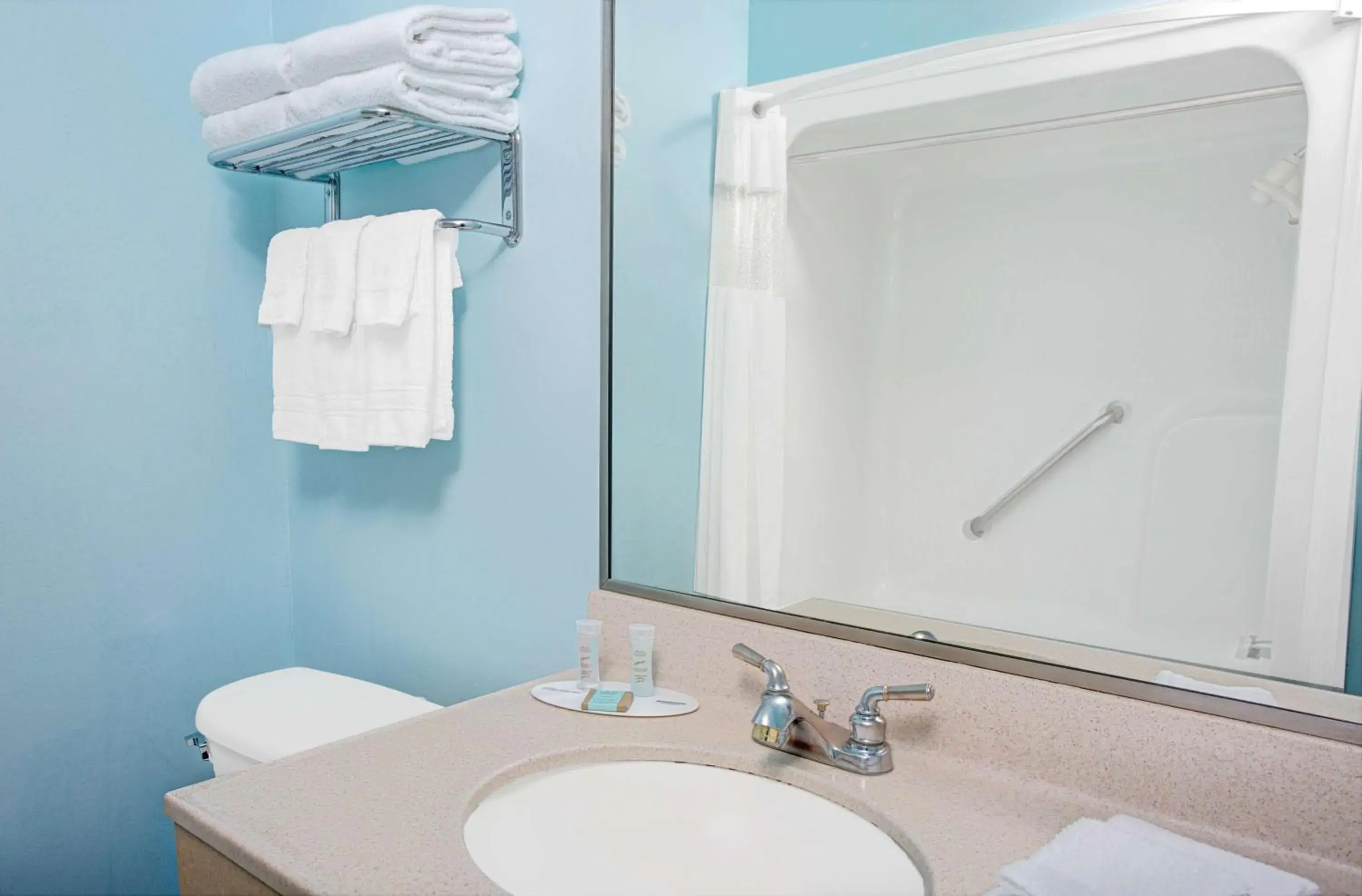 Queen Room with Two Queen Beds - Non-Smoking in Travelodge by Wyndham Bishop Queen Room with Two Queen Beds - Non-Smoking in Travelodge by Wyndham Bishop