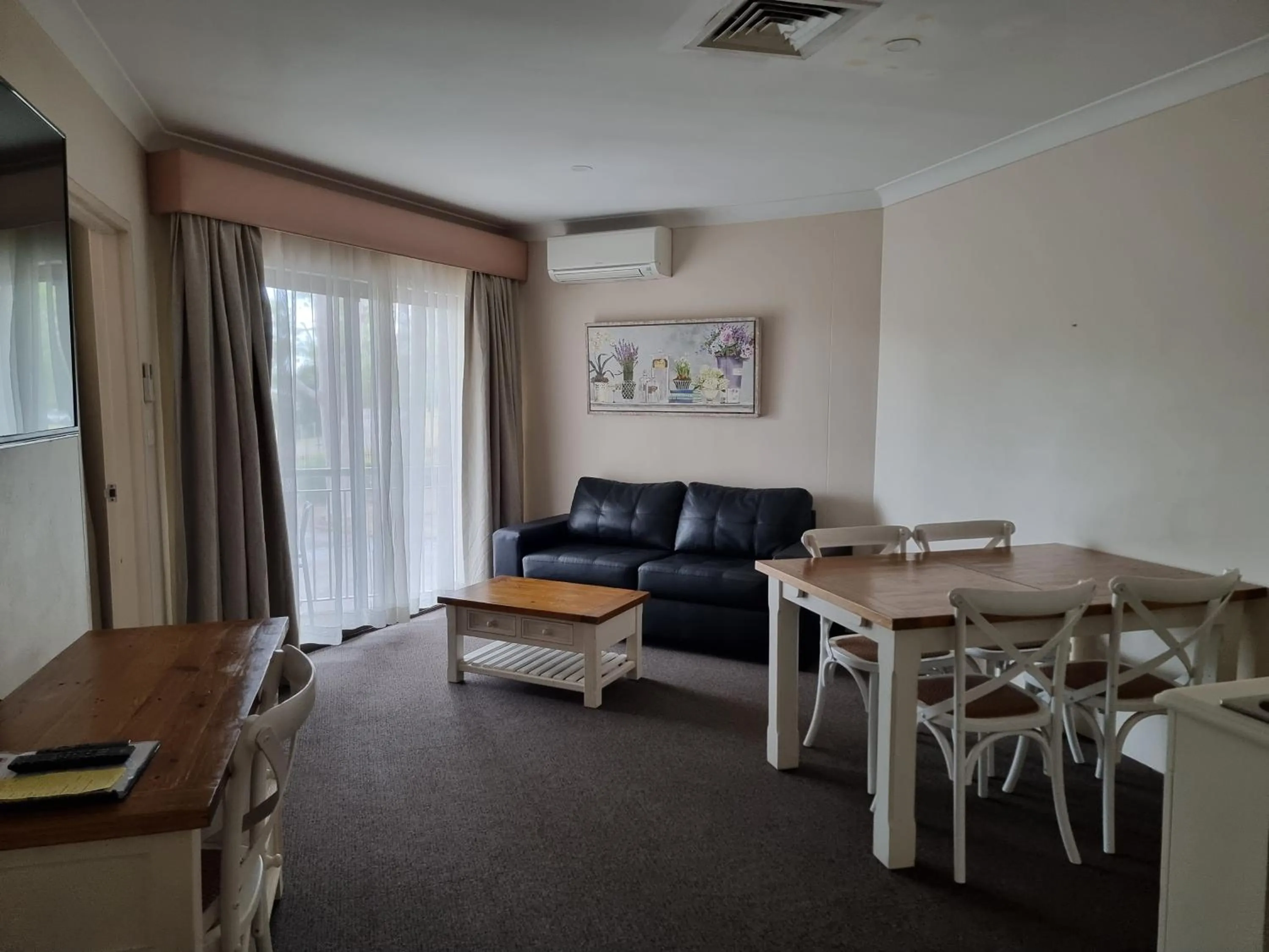Living room in Charbonnier Motor Inn