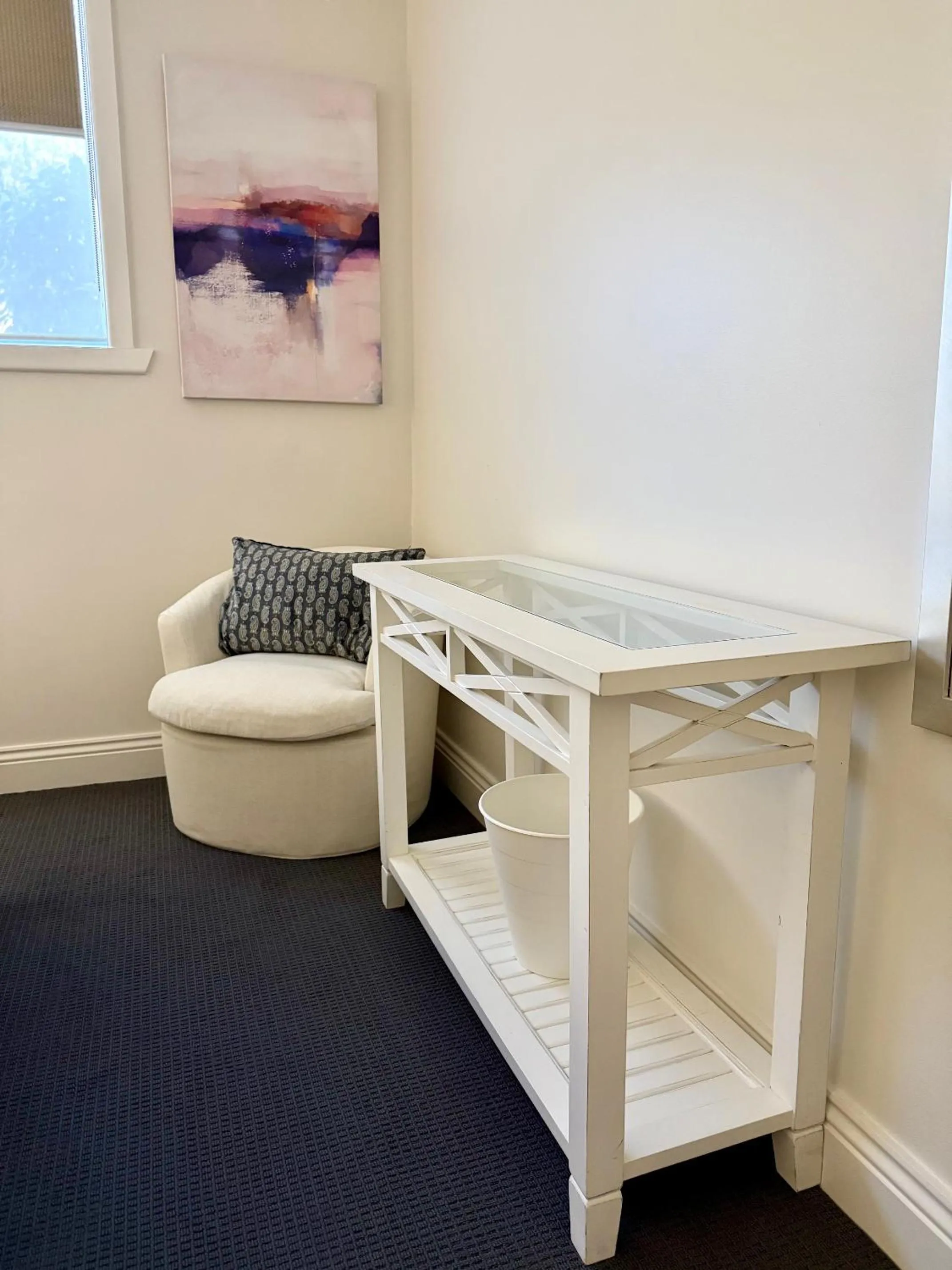 Seating area in Captains Retreat Apartments and Cottages