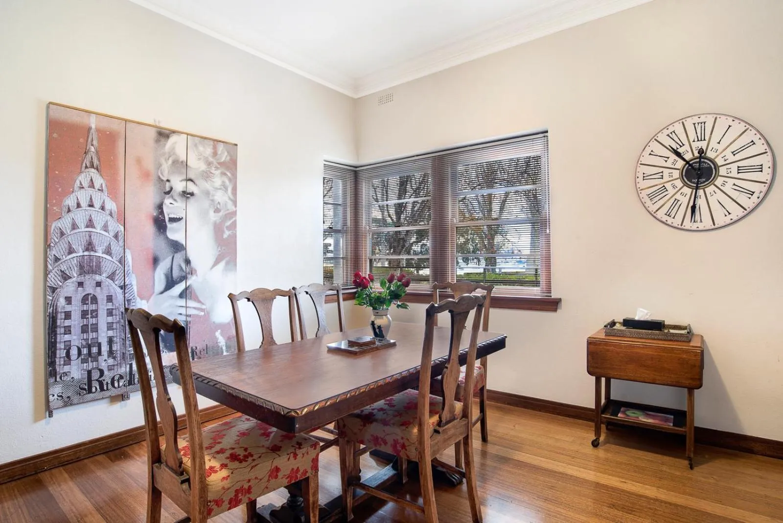 Dining area in Captains Retreat Apartments and Cottages