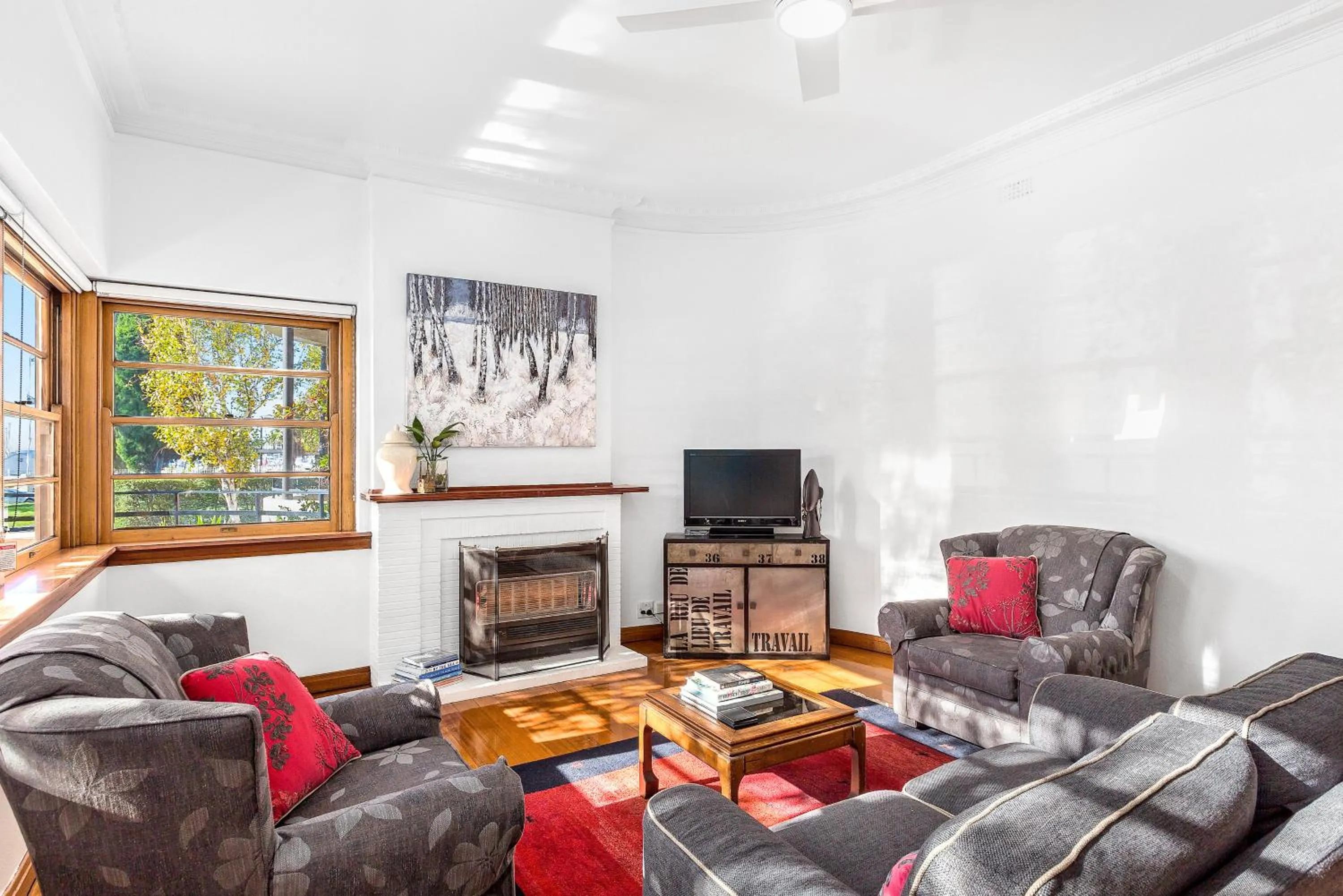 Seating area in Captains Retreat Apartments and Cottages