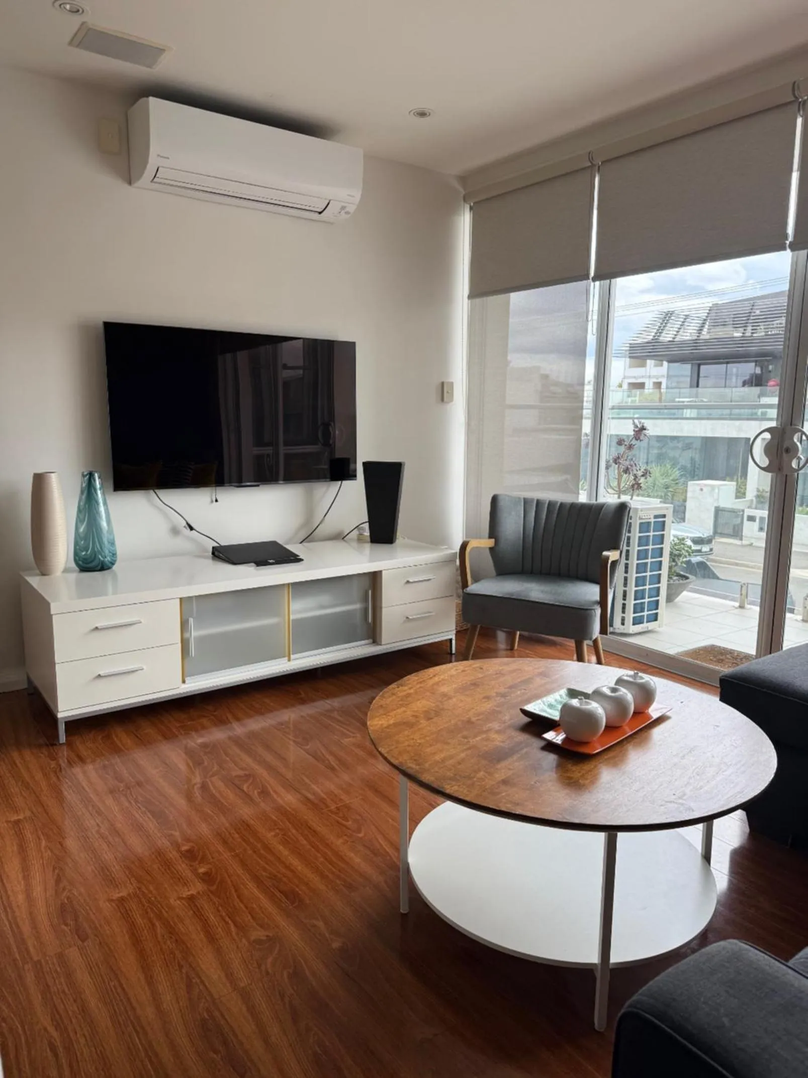 TV and multimedia in Captains Retreat Apartments and Cottages