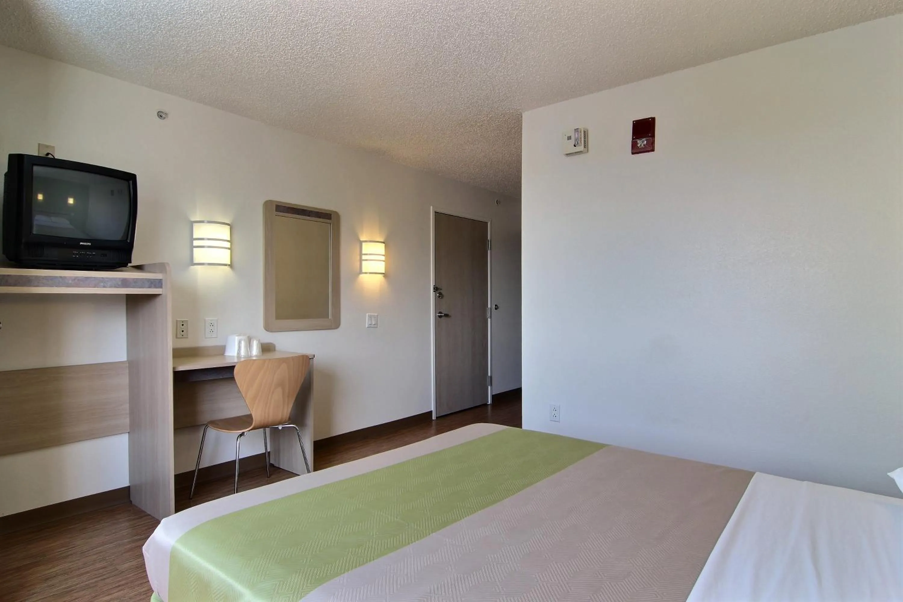 Bedroom, Bed in Motel 6-Albuquerque, NM - North