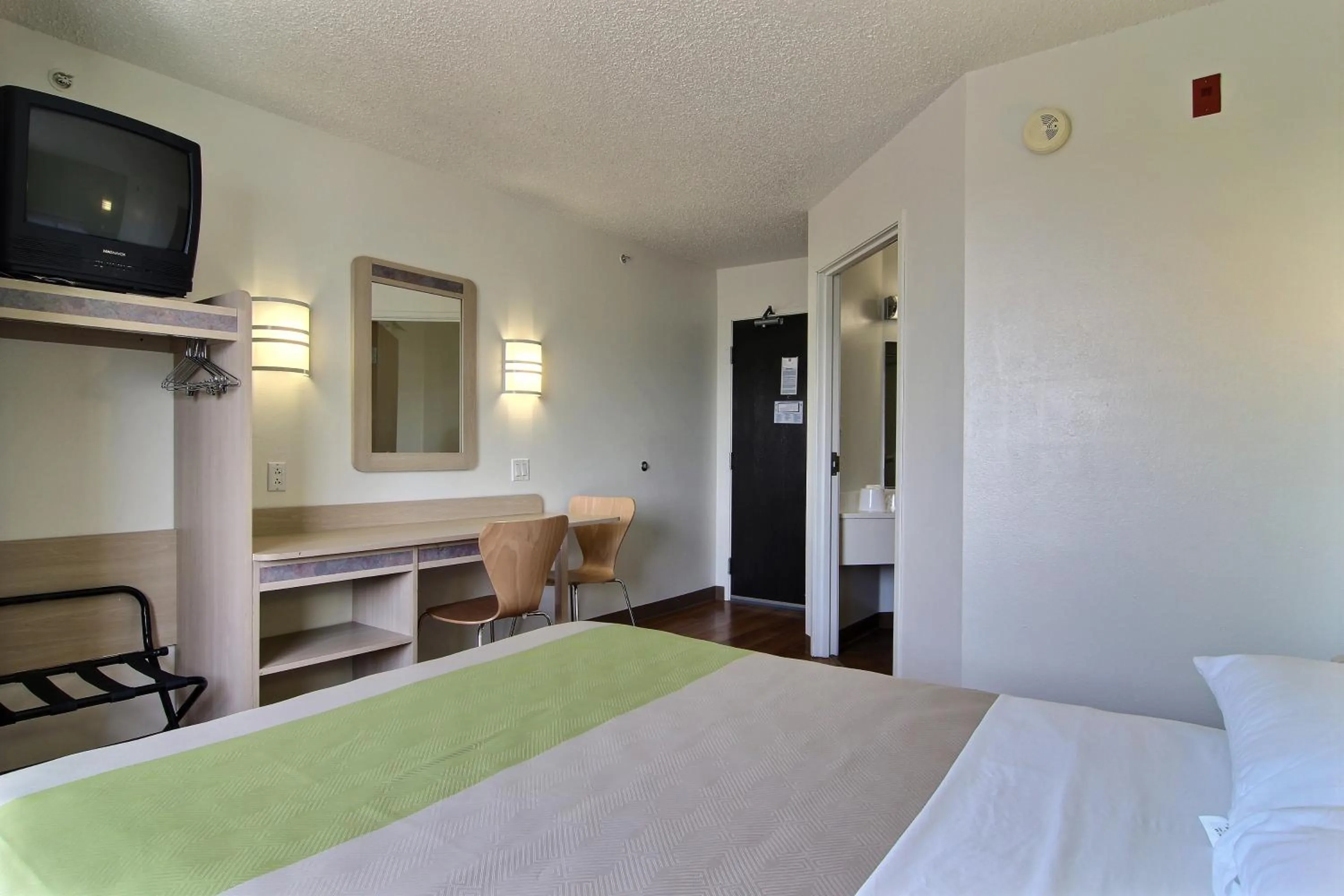 Bedroom, Bed in Motel 6-Albuquerque, NM - North