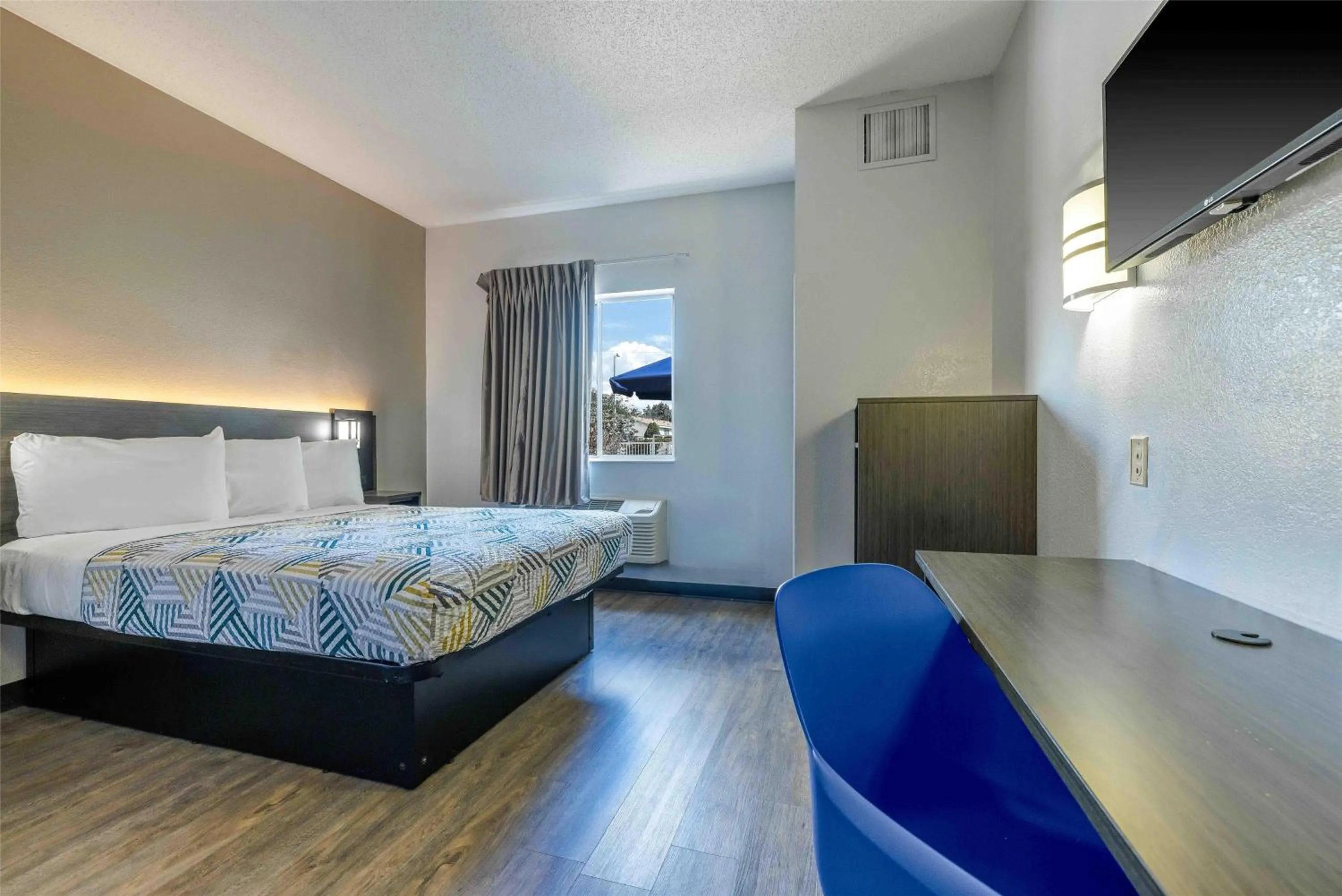 Bedroom, Bed in Motel 6-Albuquerque, NM - North