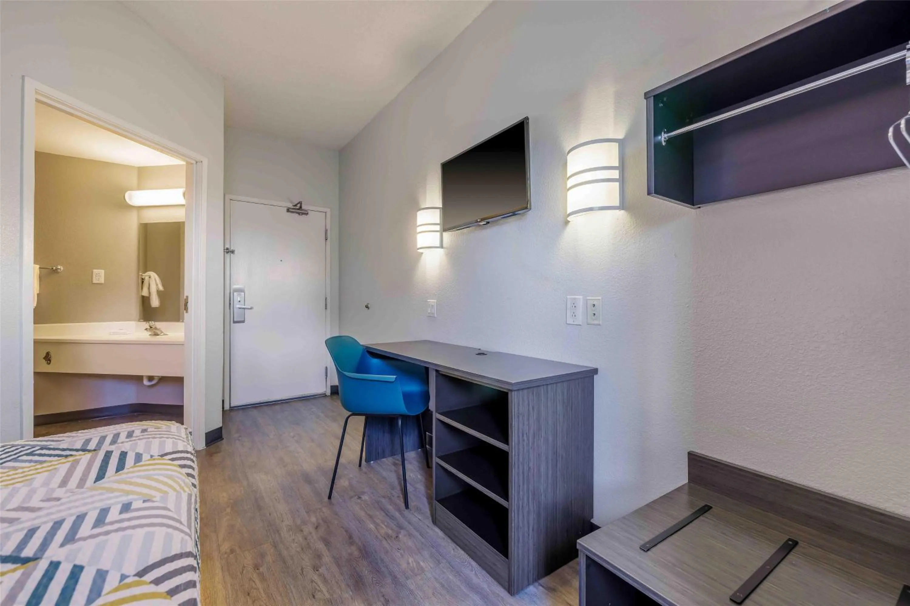 Bedroom, Bed in Motel 6-Albuquerque, NM - North