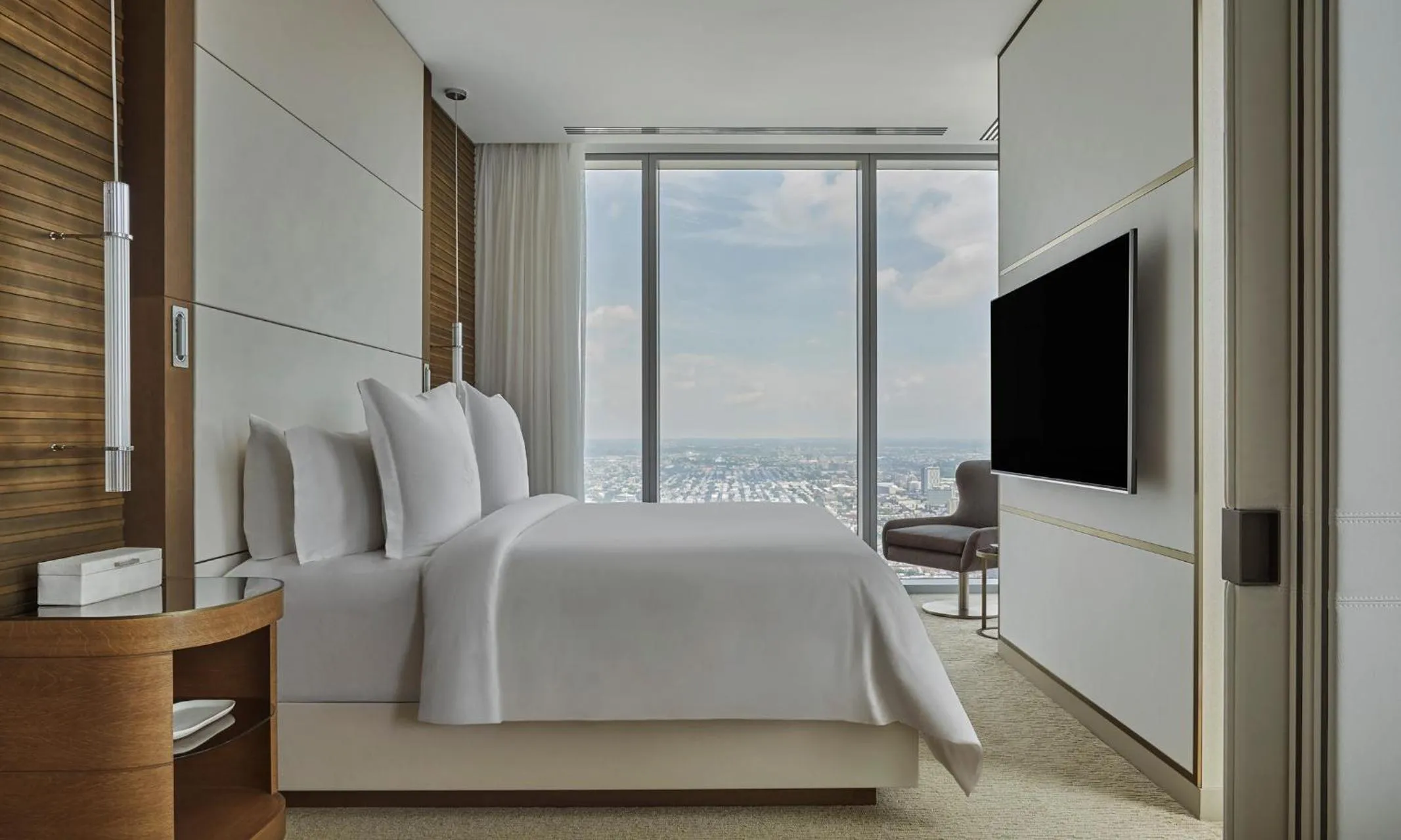 Bedroom, Bed in Four Seasons Hotel Philadelphia at Comcast Center
