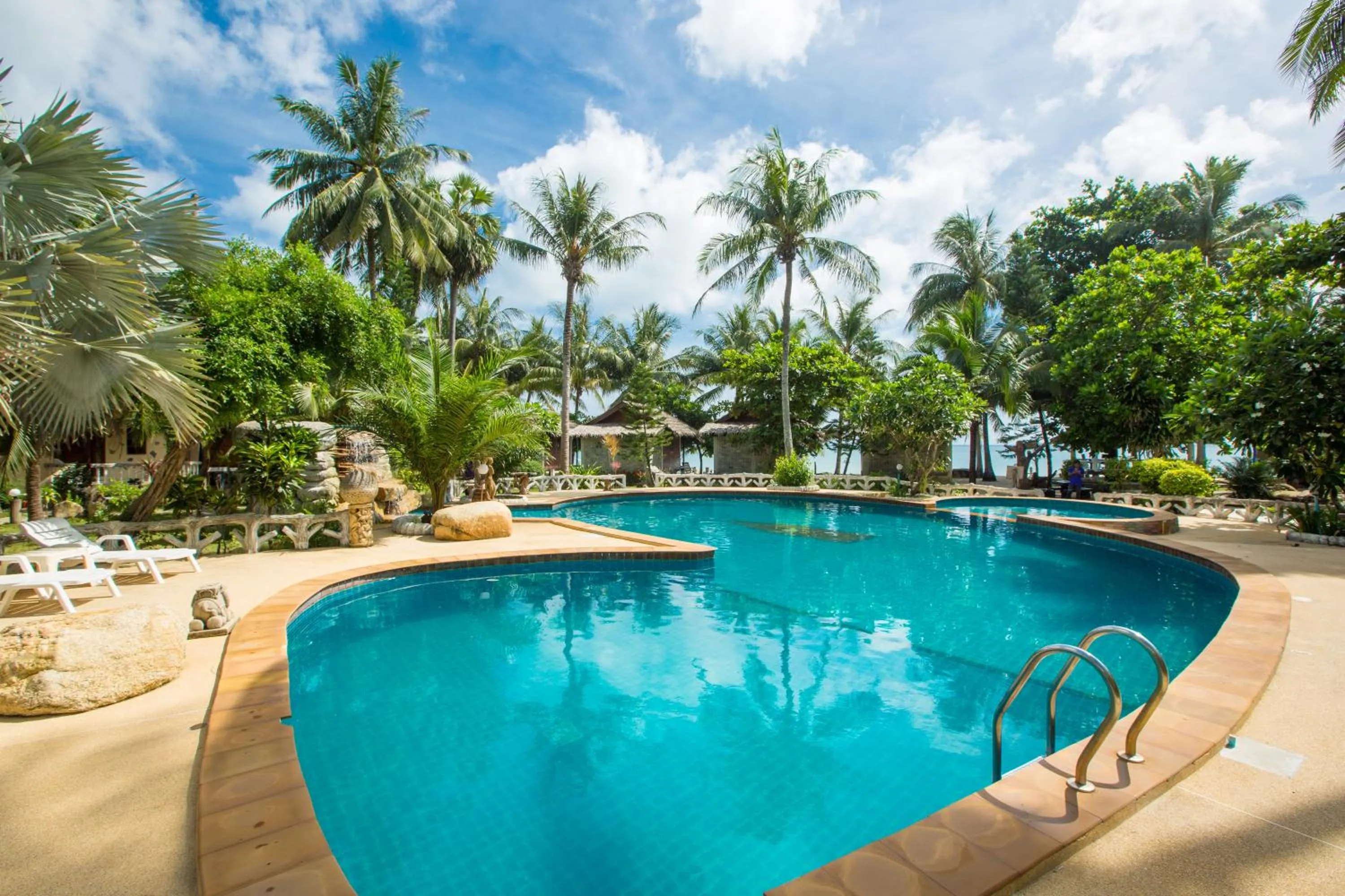 Swimming pool in Bottle Beach 1 Resort