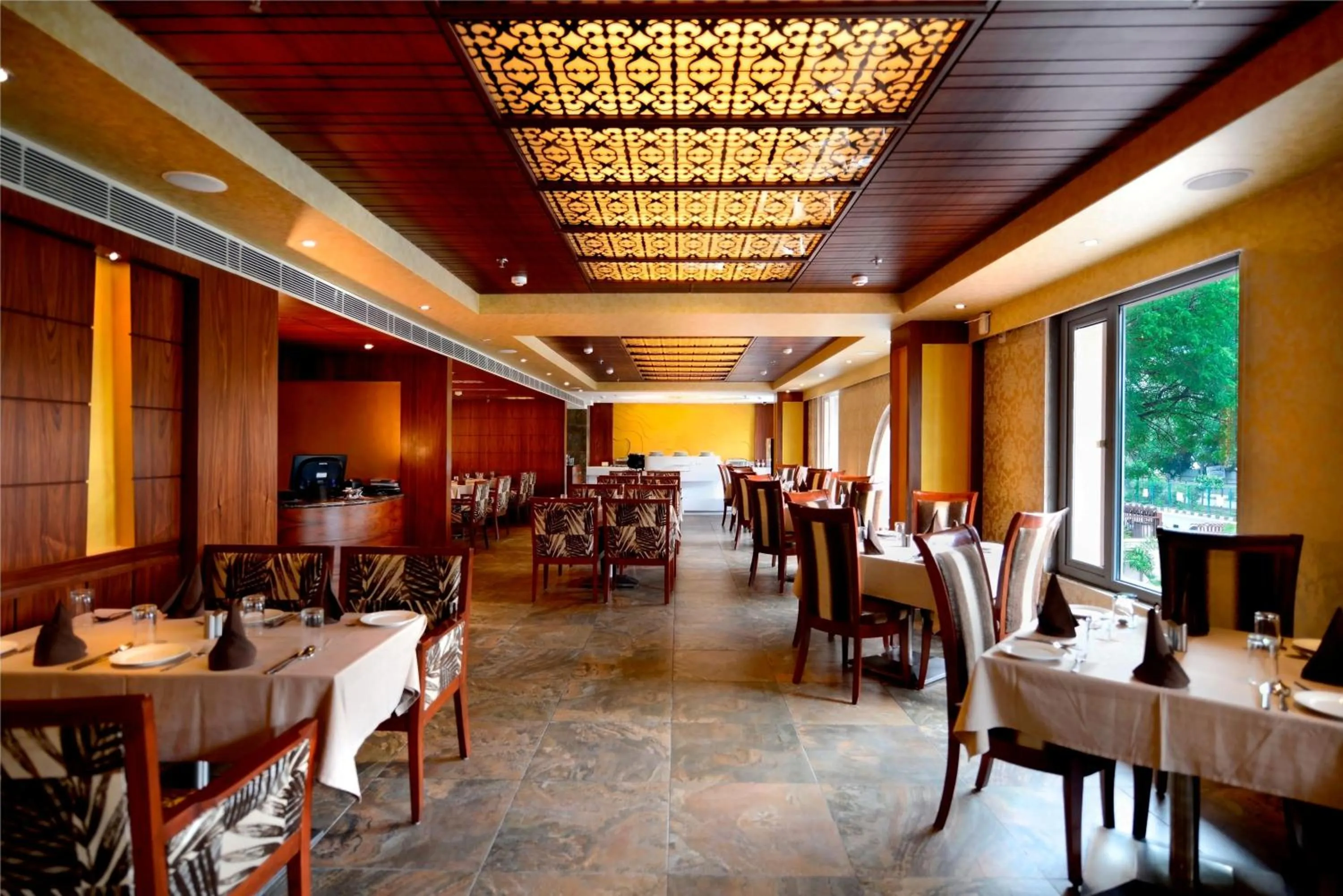 Restaurant/places to eat in Hotel Regent Grand
