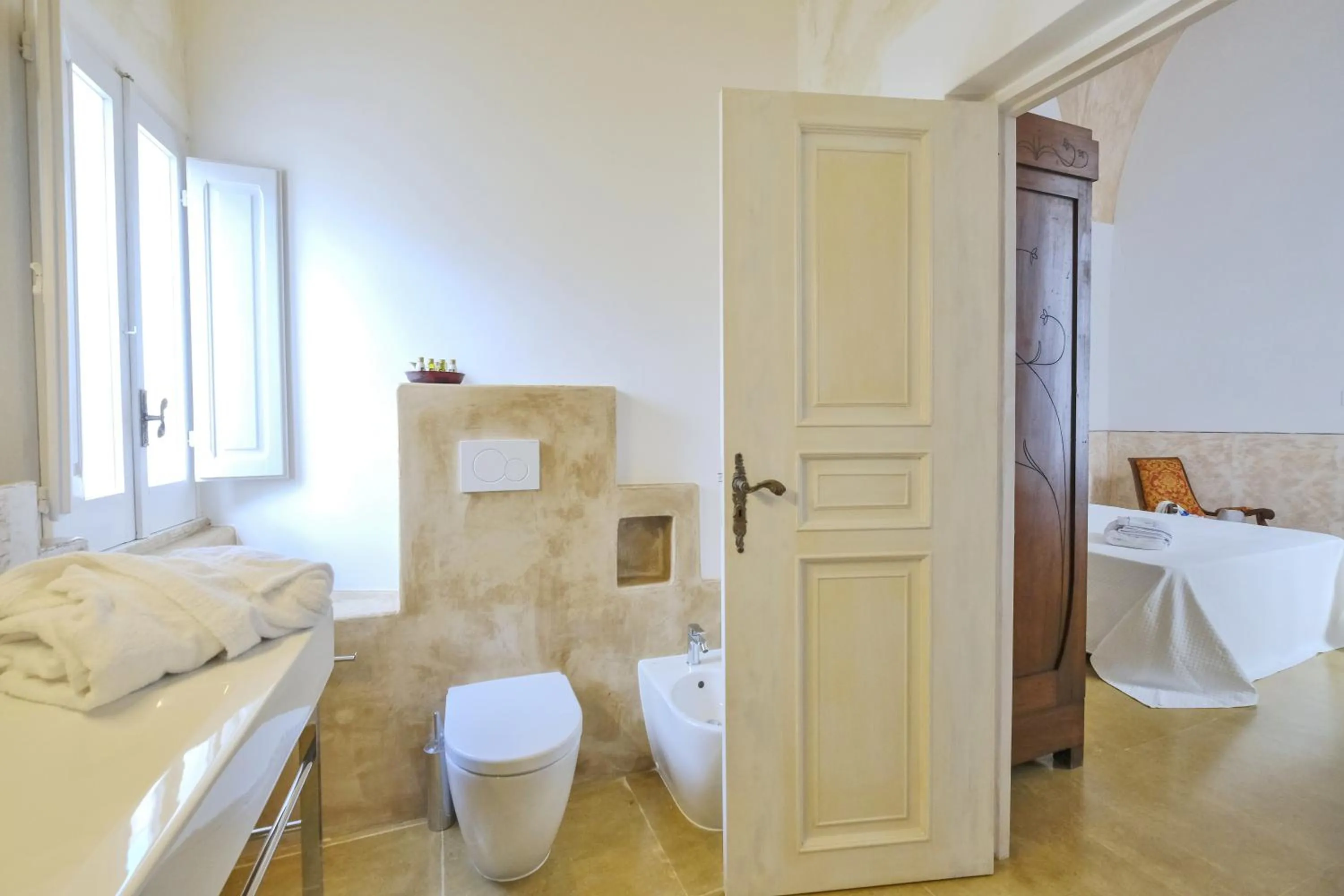 Bathroom, Bed in Pascaraymondo Suite Palace
