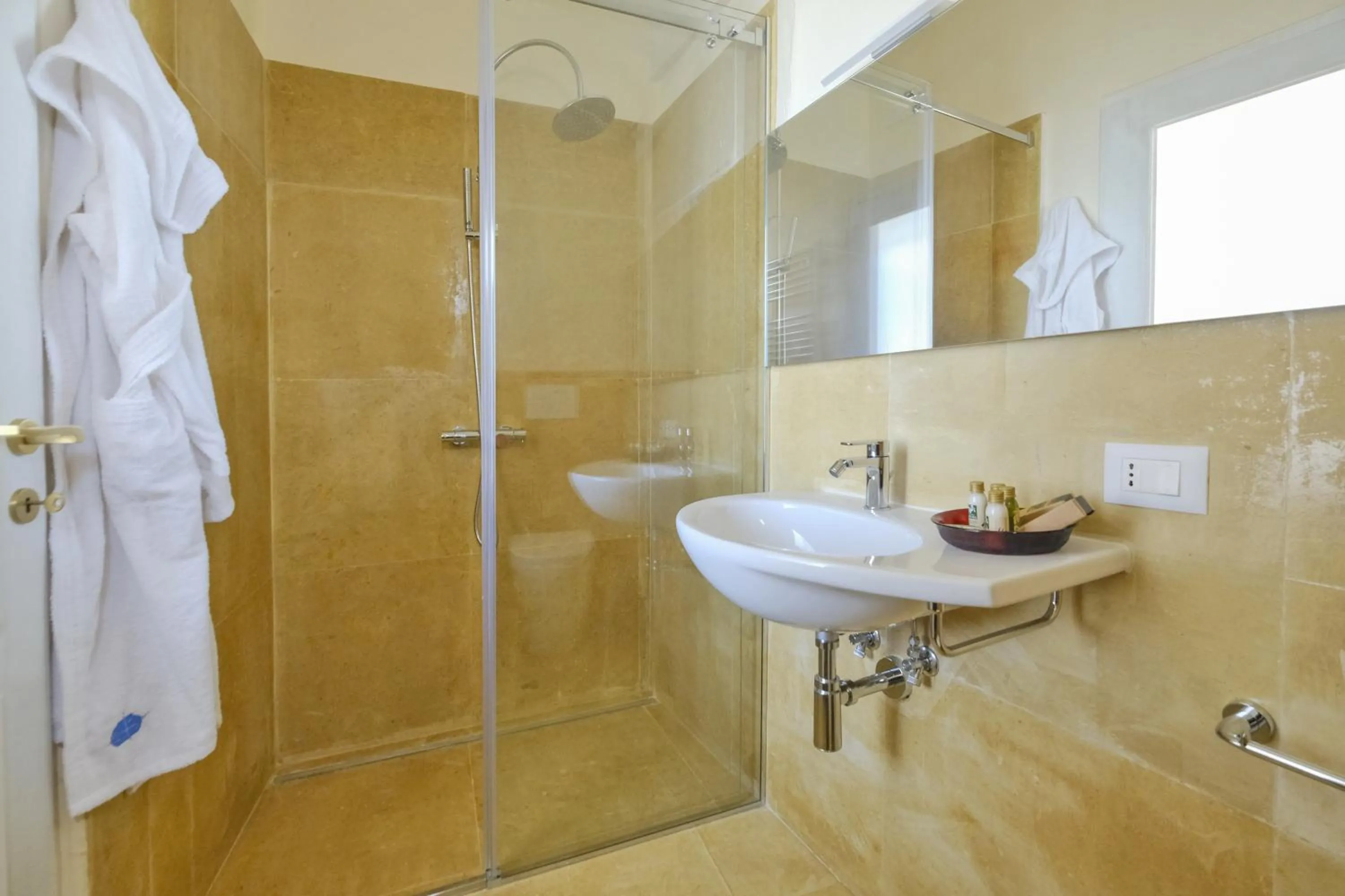 Bathroom in Pascaraymondo Suite Palace