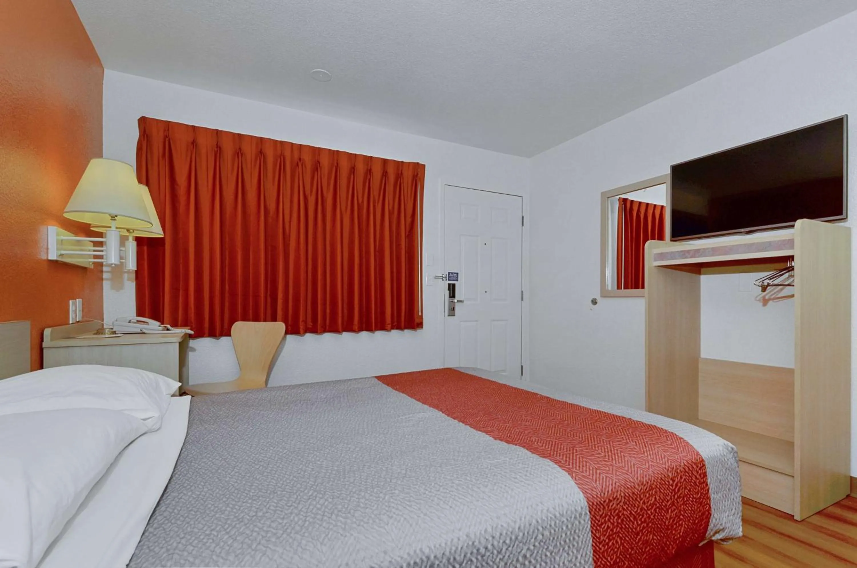 TV and multimedia, Bed in Motel 6-Big Bear Lake, CA