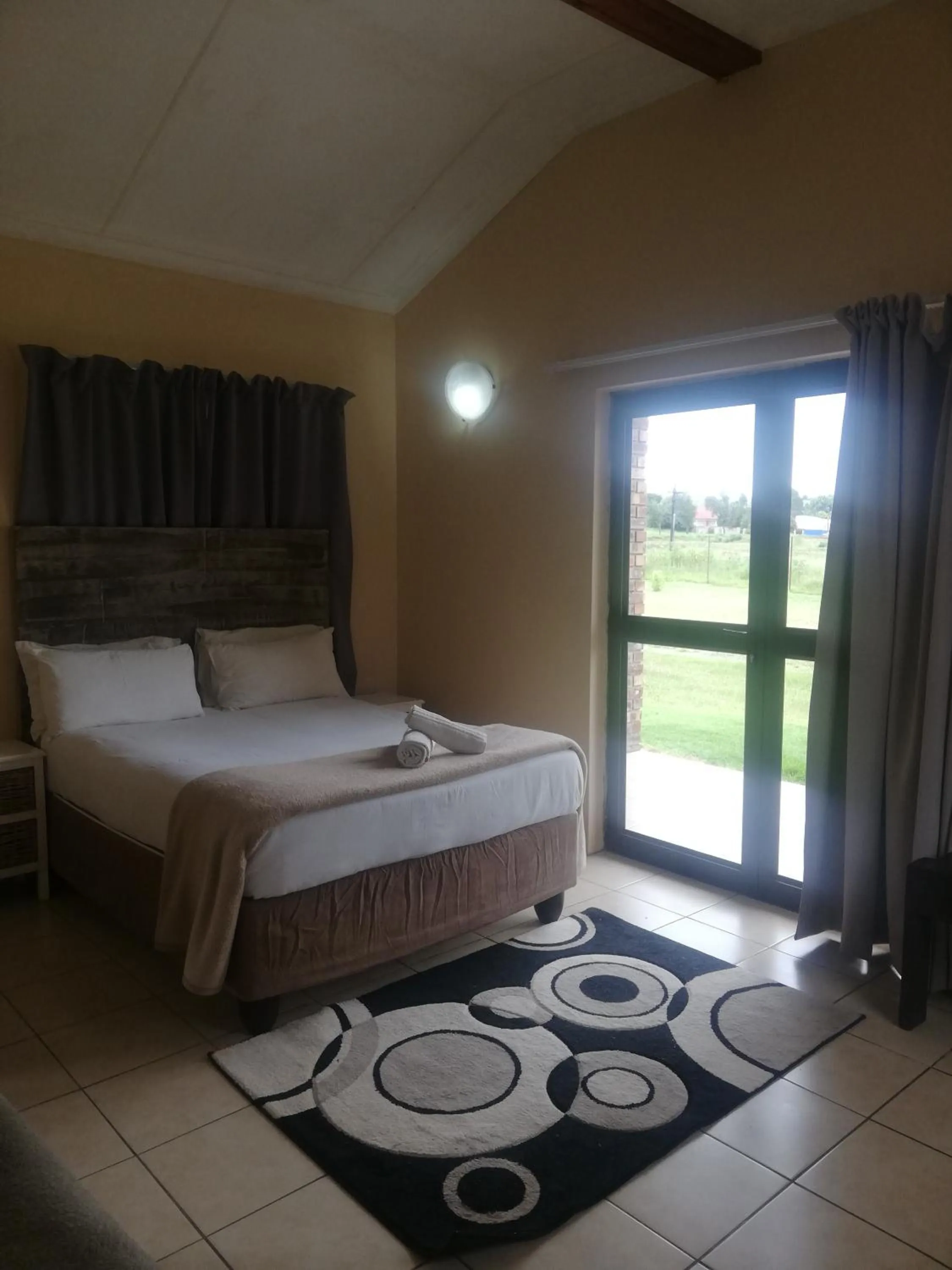 Garden view, Bed in The Old Mill Hotel