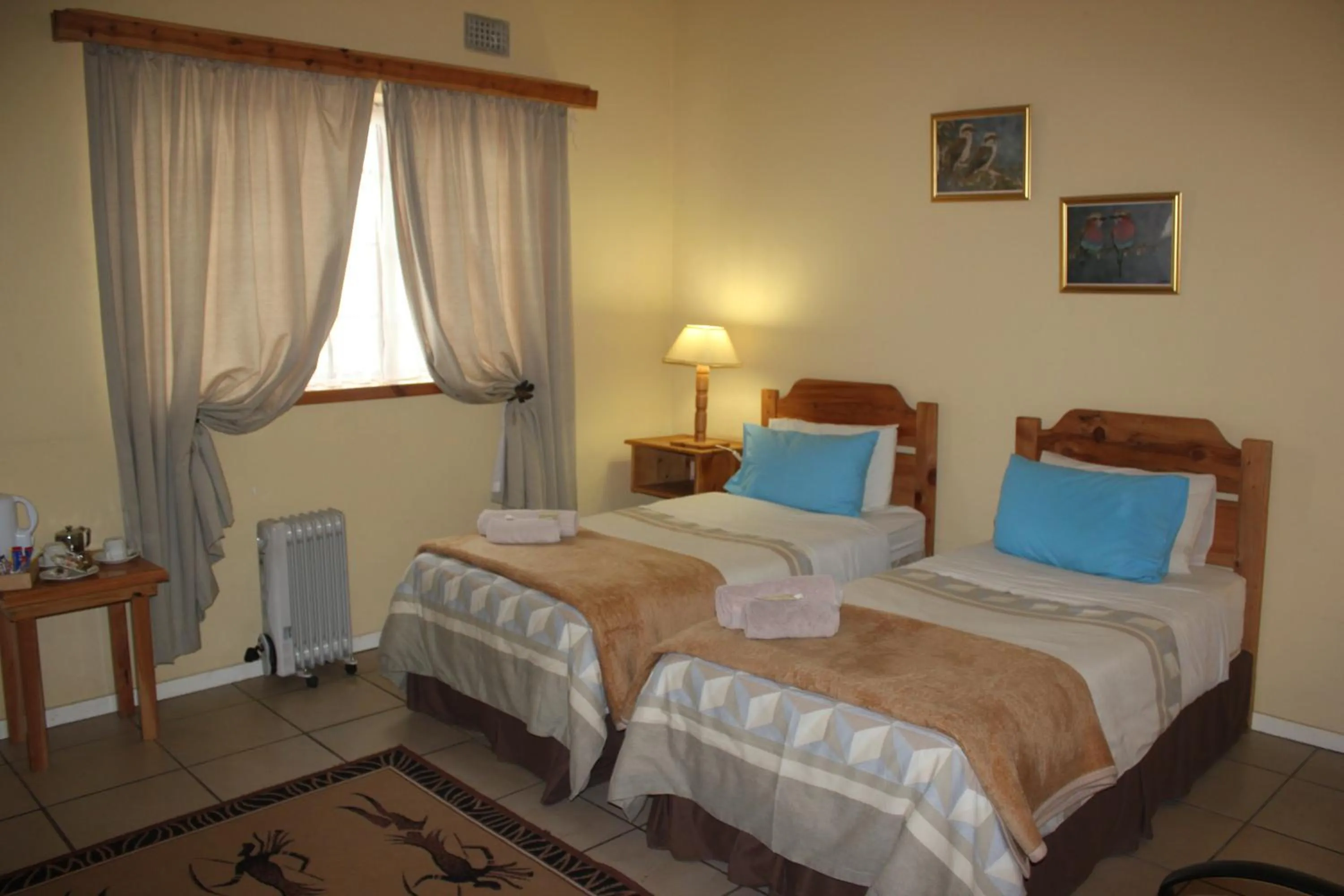 Shower, Bed in The Old Mill Hotel