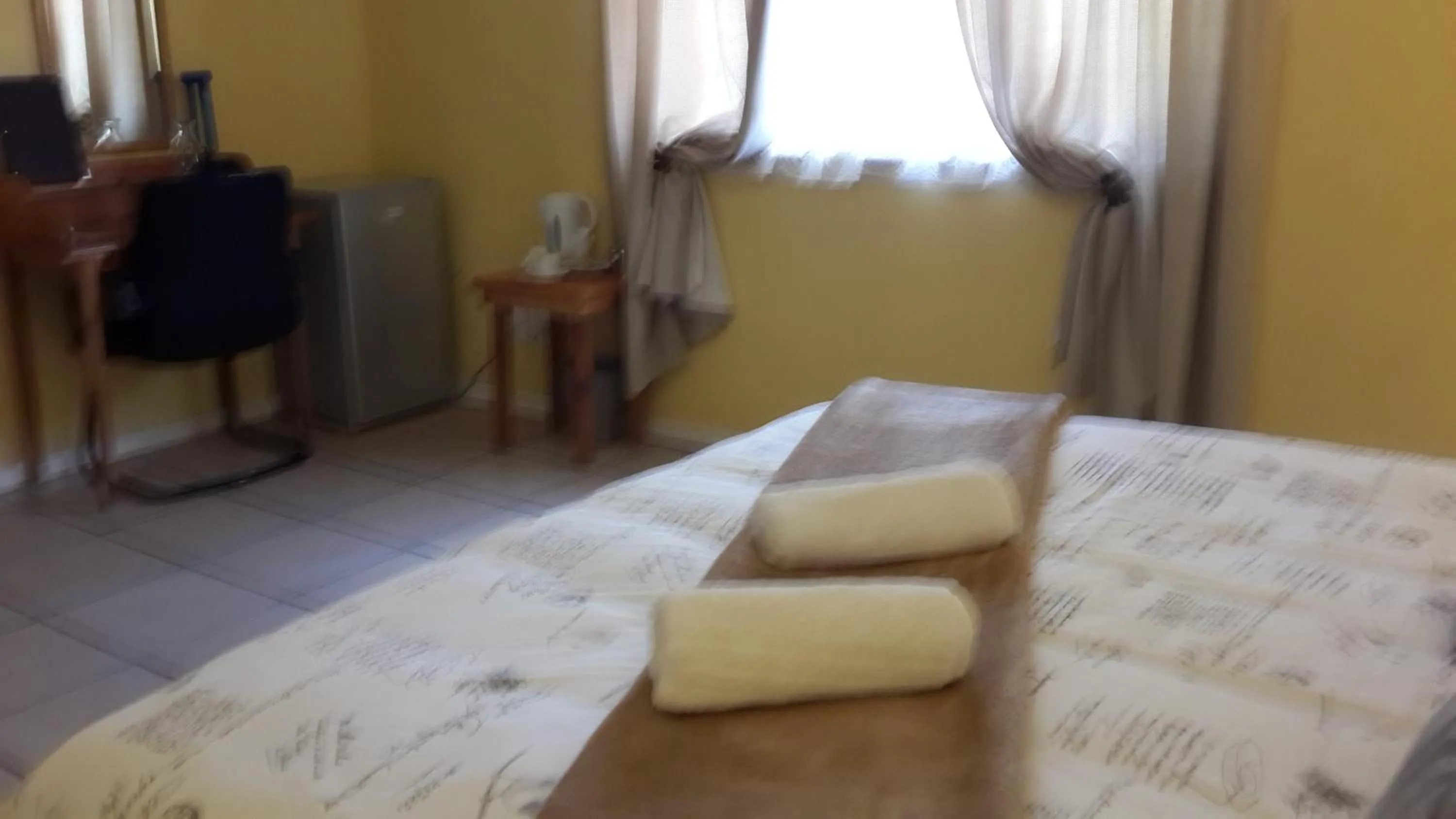 Shower, Bed in The Old Mill Hotel