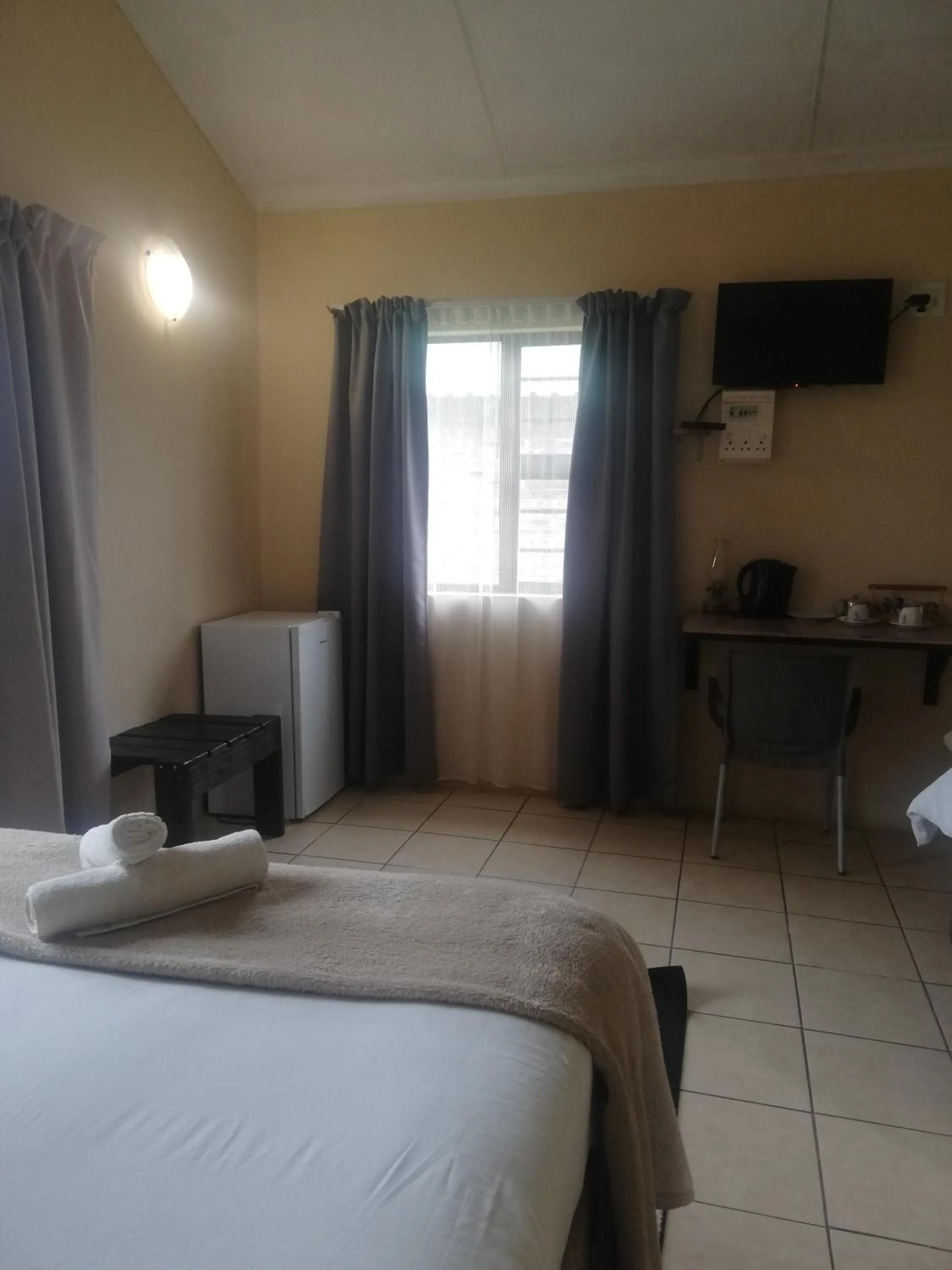 Communal lounge/ TV room, Bed in The Old Mill Hotel