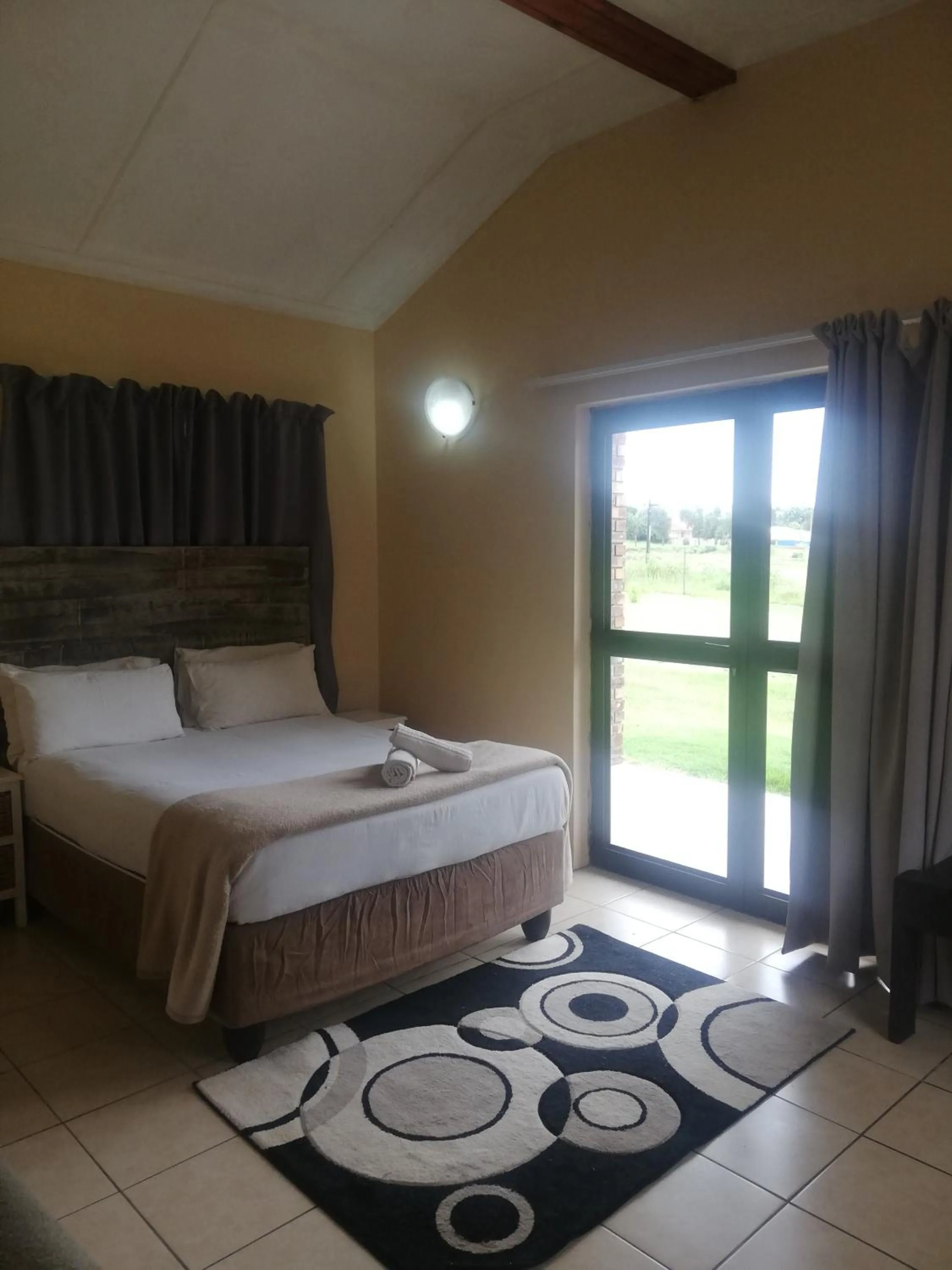 Garden view, Bed in The Old Mill Hotel