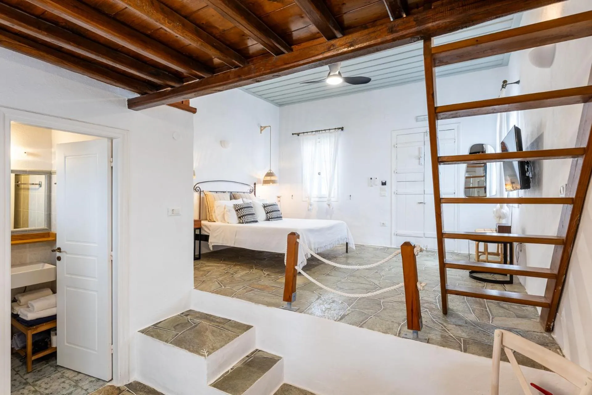 Photo of the whole room, Bed in Lighthouse Hotel