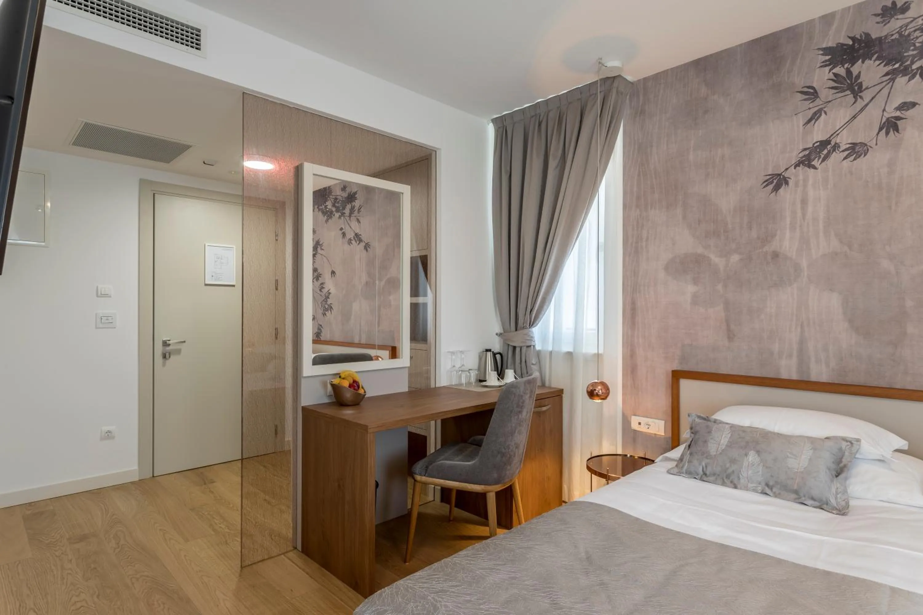 Photo of the whole room, Bed in Residence Stine