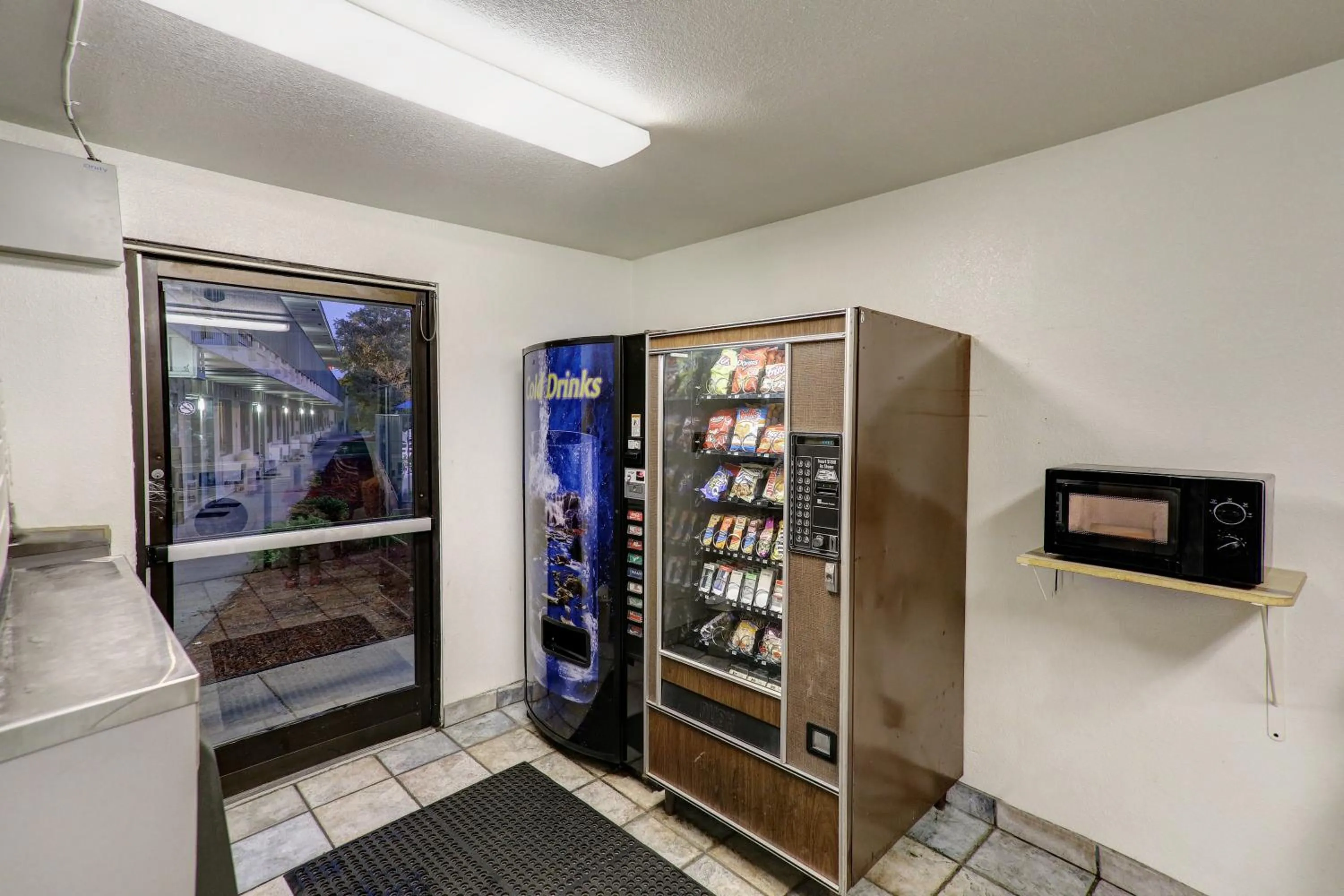 Food and drinks in Motel 6-Goodlettsville, TN - Nashville