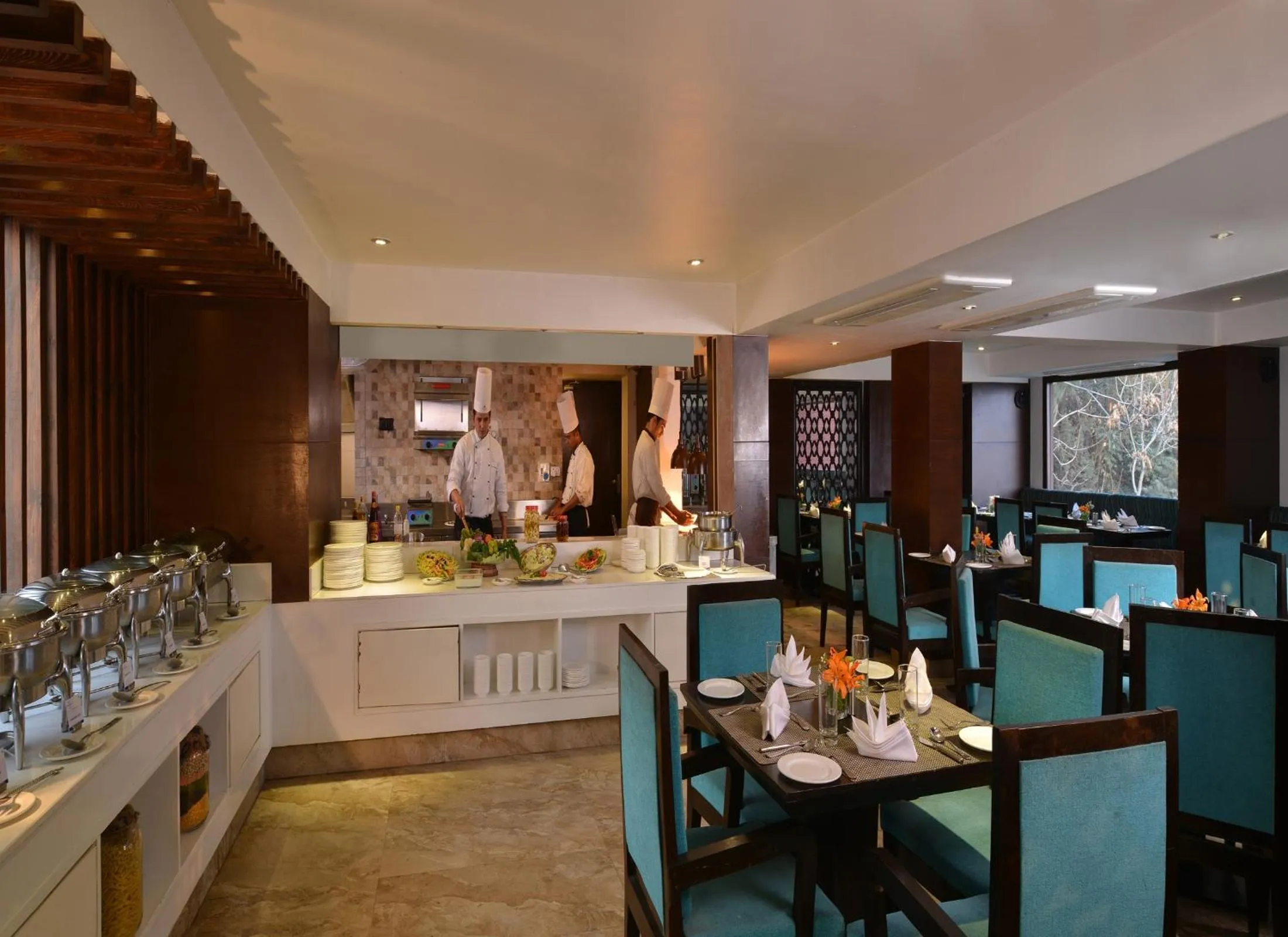 Restaurant/places to eat in Golden Tulip Srinagar