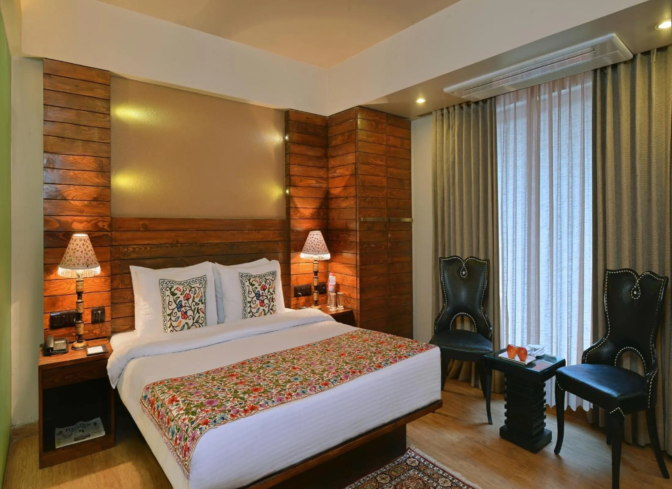 Photo of the whole room, Bed in Golden Tulip Srinagar