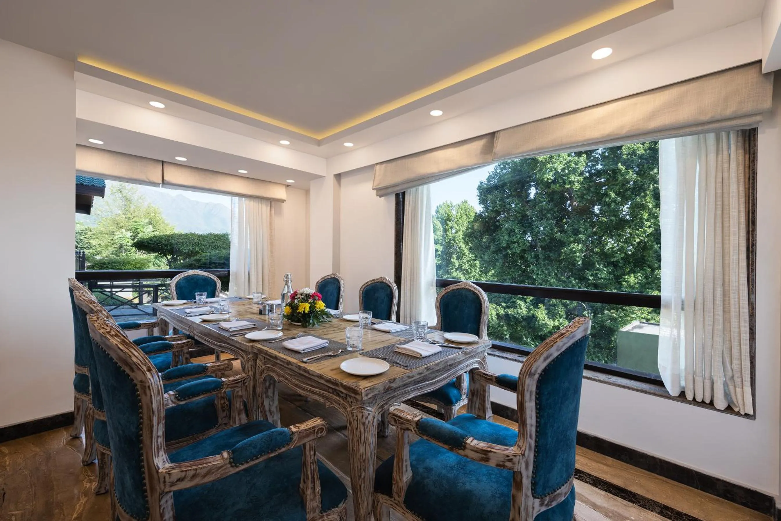 Dining area in Golden Tulip Srinagar