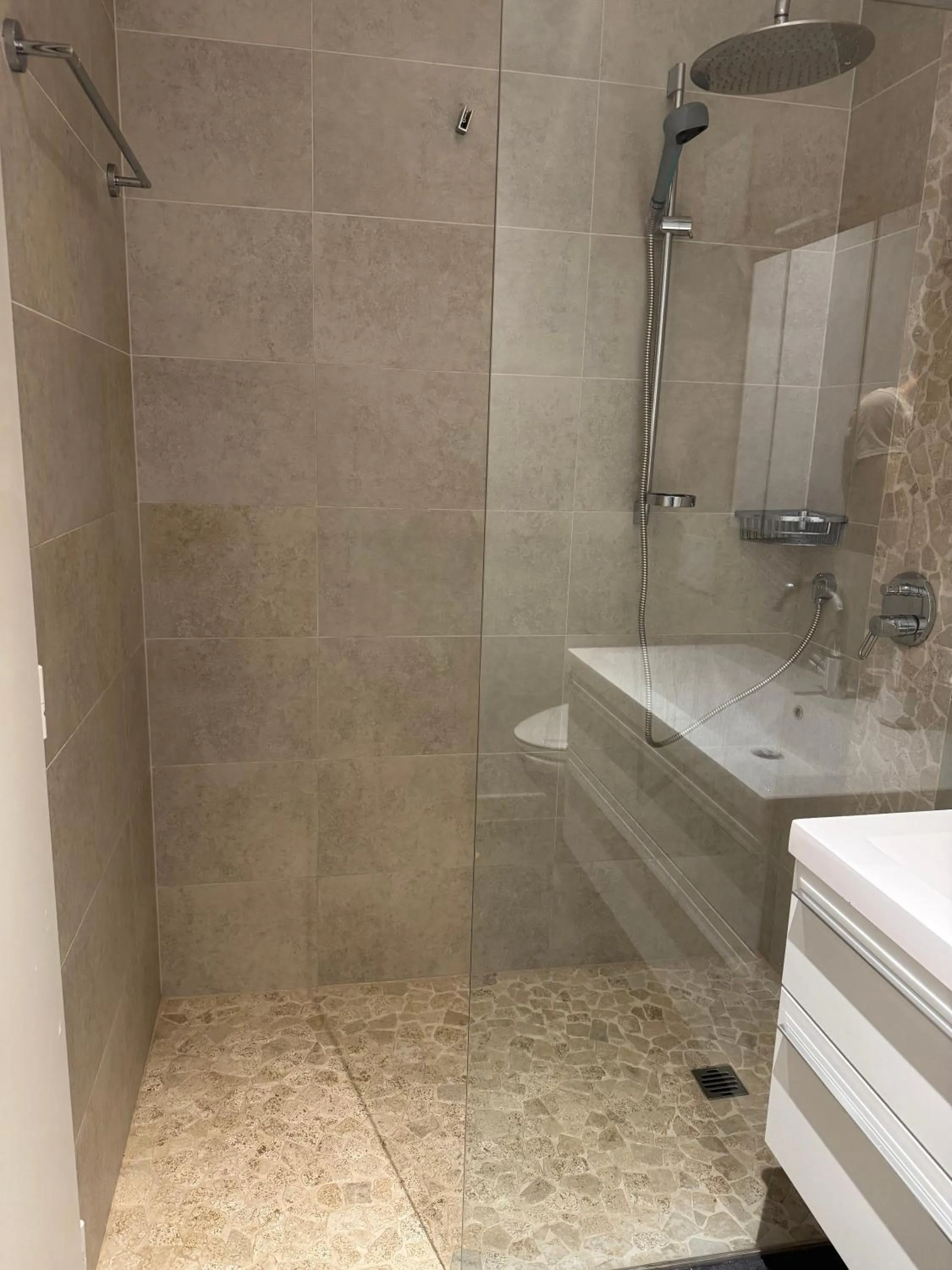 Bathroom in bnb Valais - by La Sittelle