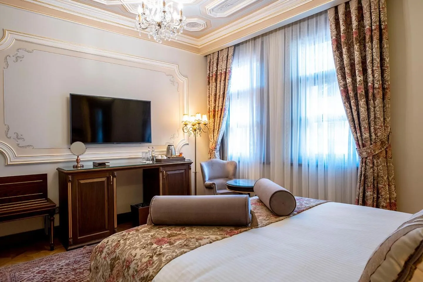 Photo of the whole room in Ortaköy Hotel