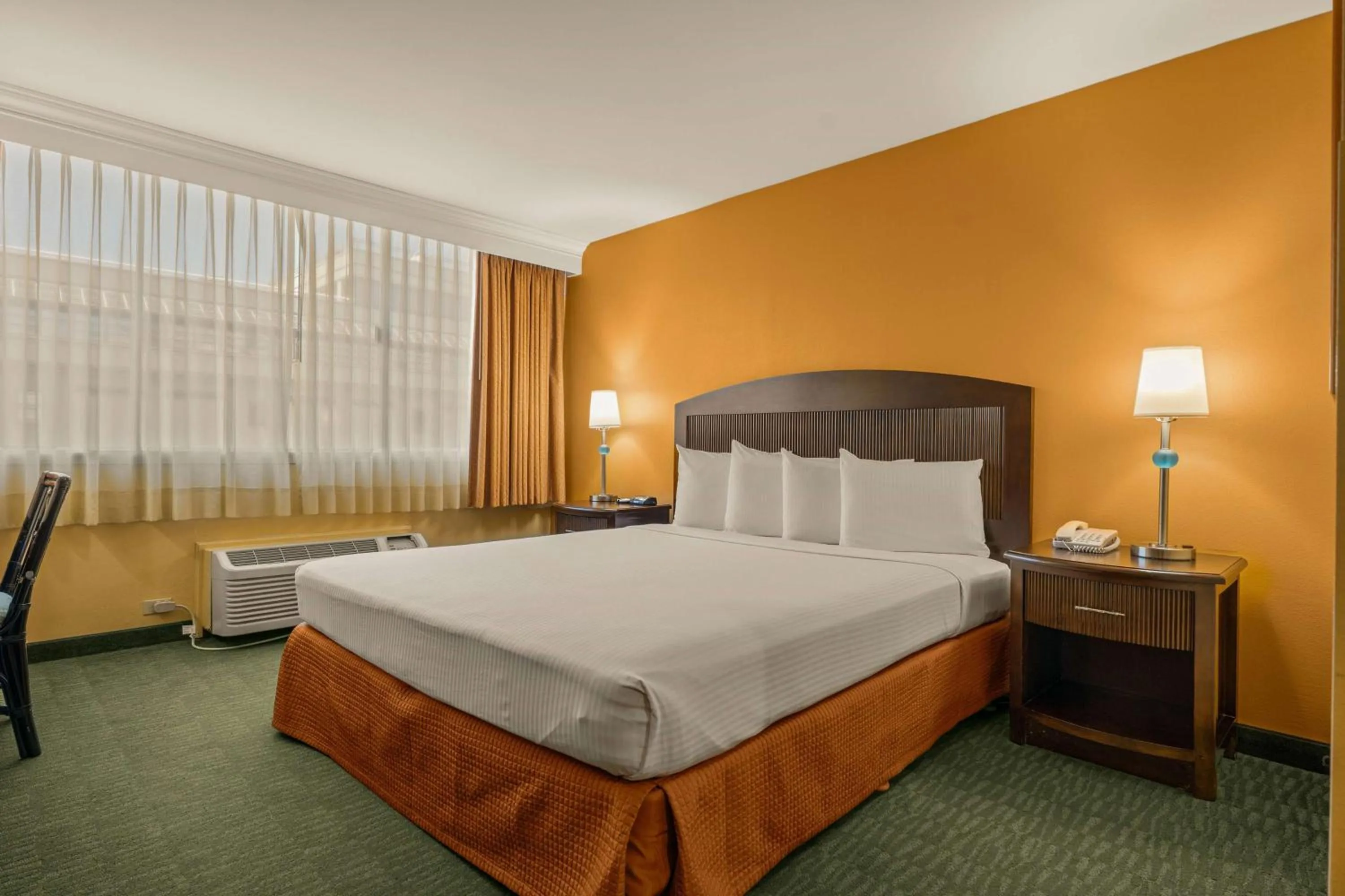 Photo of the whole room, Bed in Airport Honolulu Hotel, Trademark Collection by Wyndham