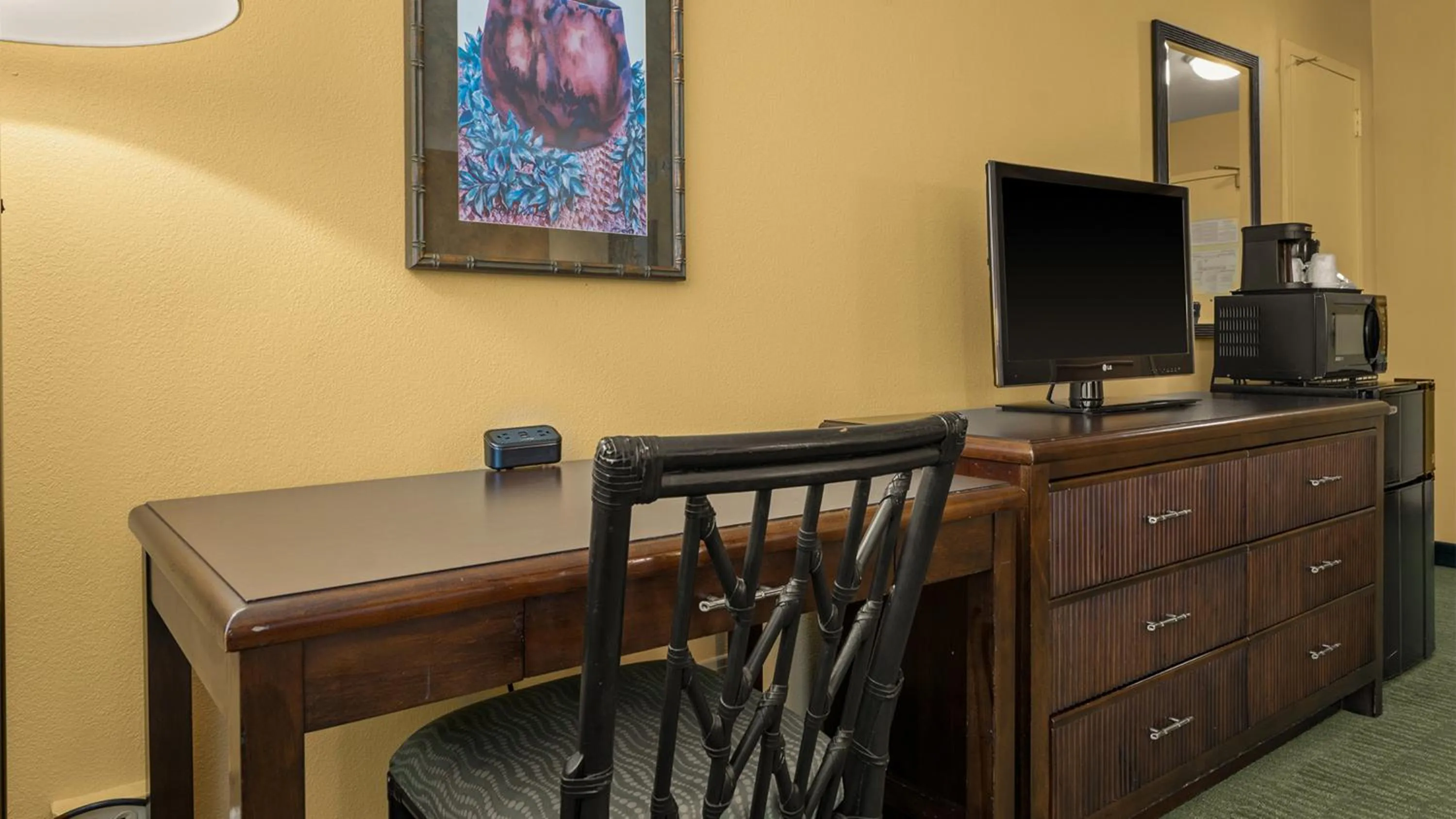 TV and multimedia in Airport Honolulu Hotel, Trademark Collection by Wyndham