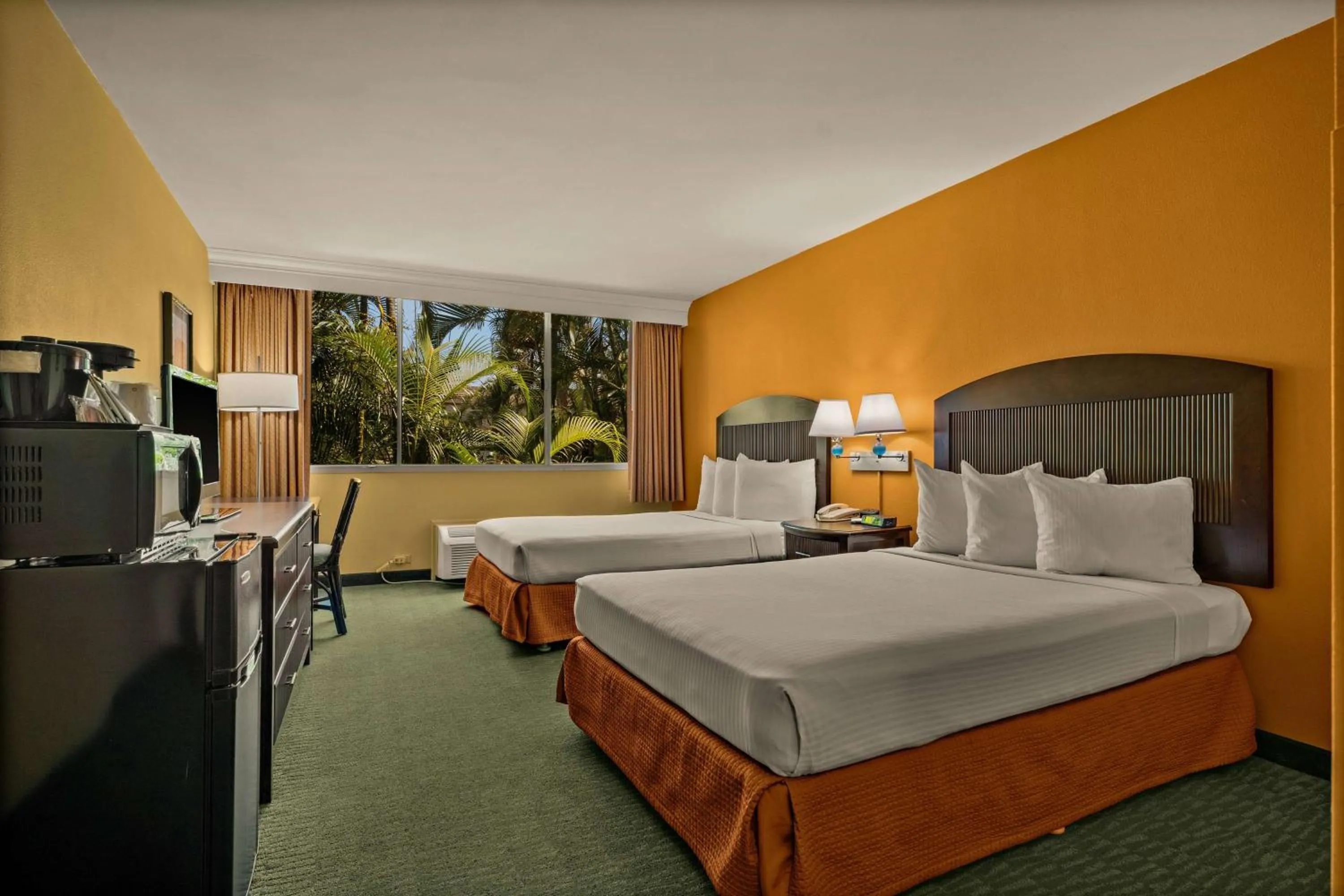 Photo of the whole room, Bed in Airport Honolulu Hotel, Trademark Collection by Wyndham