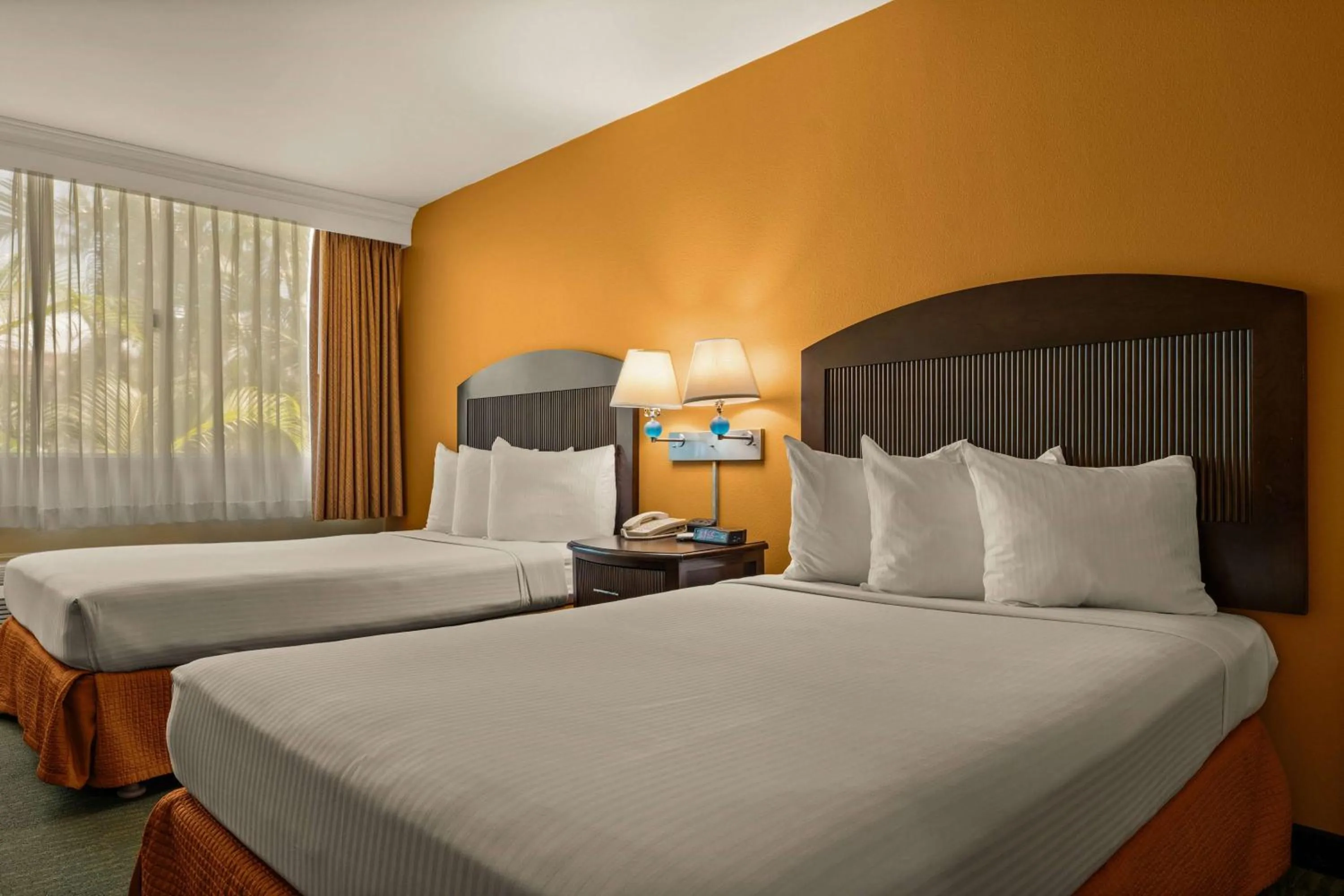 Photo of the whole room, Bed in Airport Honolulu Hotel, Trademark Collection by Wyndham