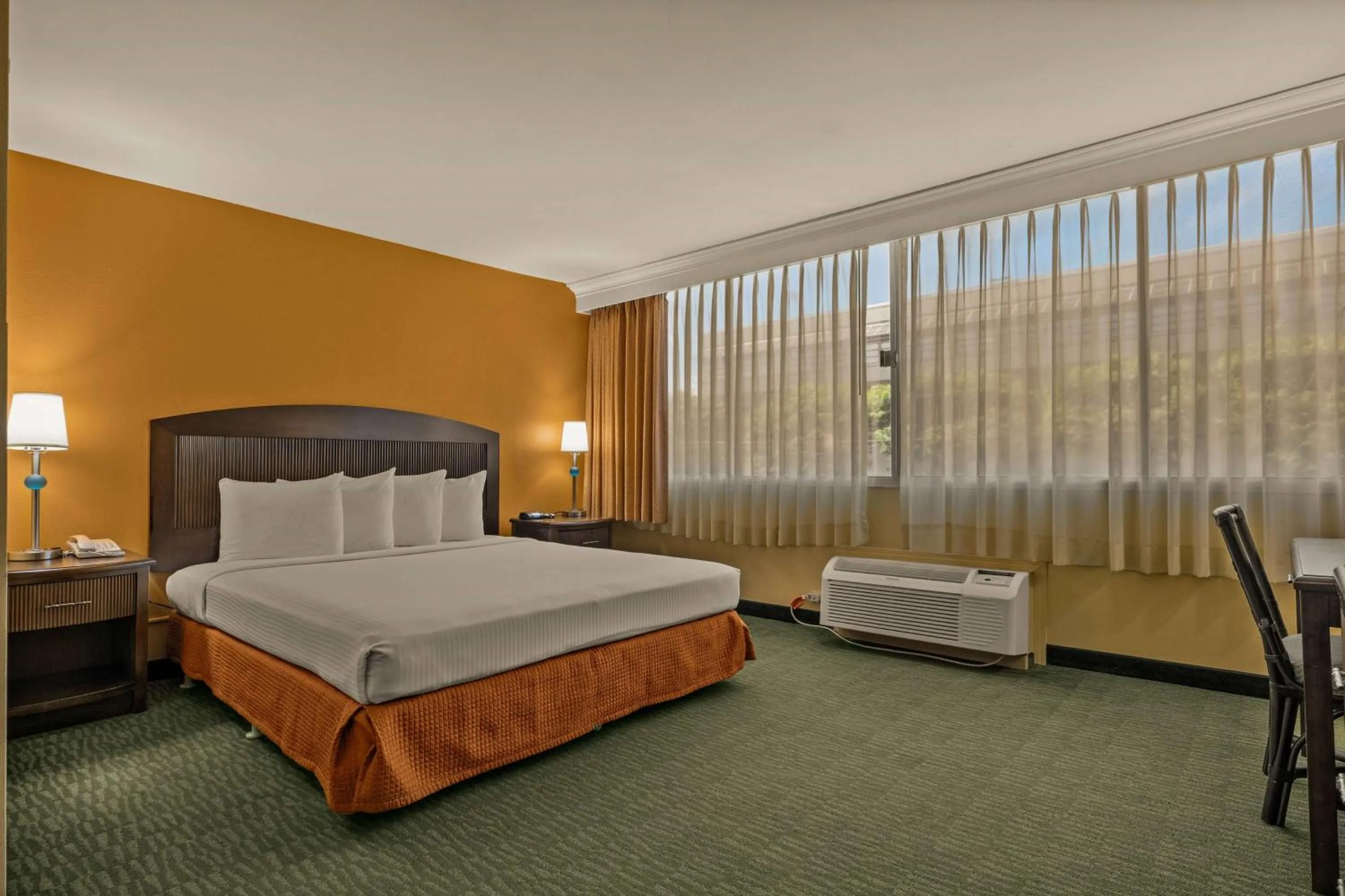 Photo of the whole room, Bed in Airport Honolulu Hotel, Trademark Collection by Wyndham