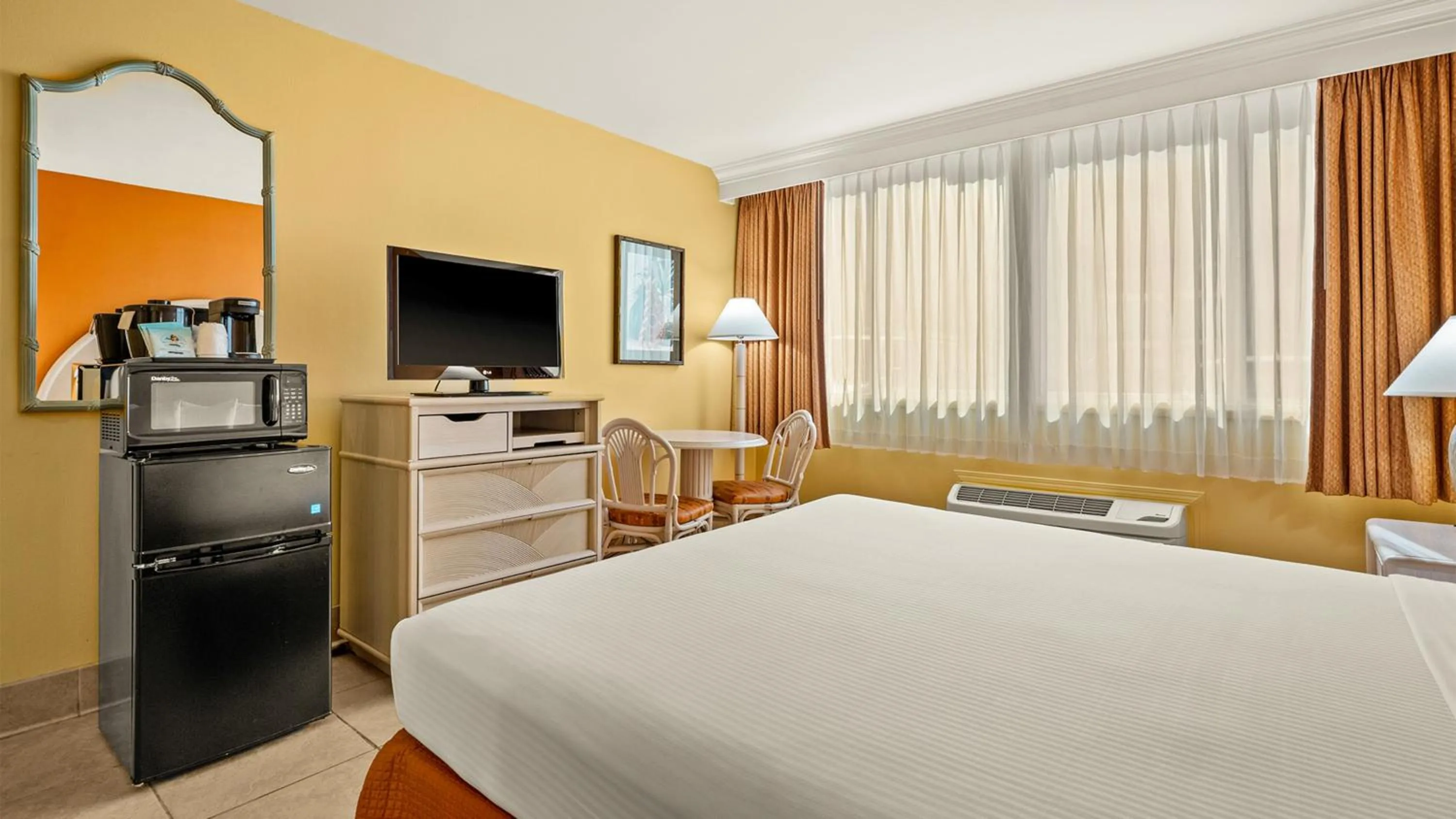 Bed in Airport Honolulu Hotel, Trademark Collection by Wyndham