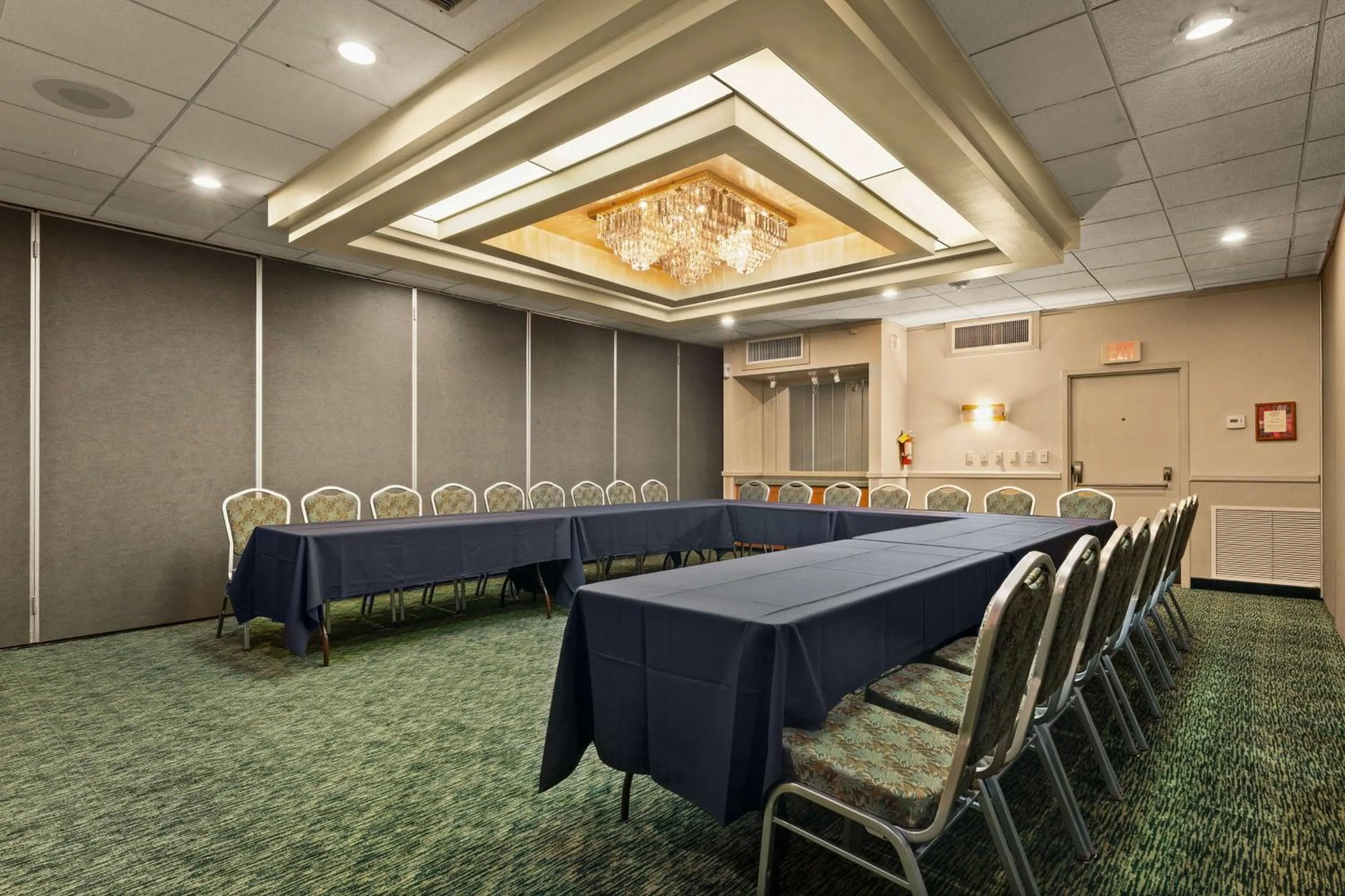 Meeting/conference room in Airport Honolulu Hotel, Trademark Collection by Wyndham