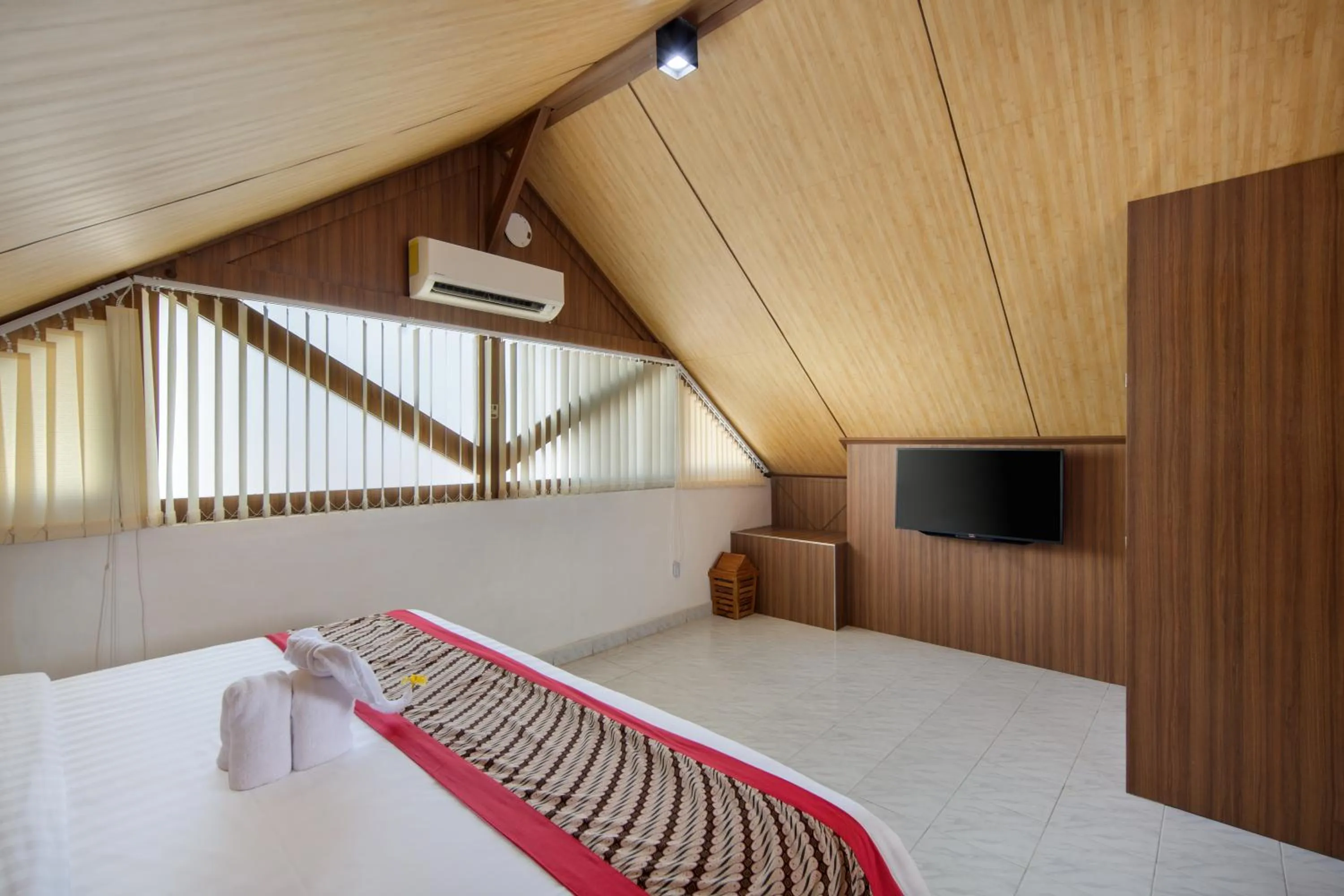 Bed in Grand Istana Rama Hotel