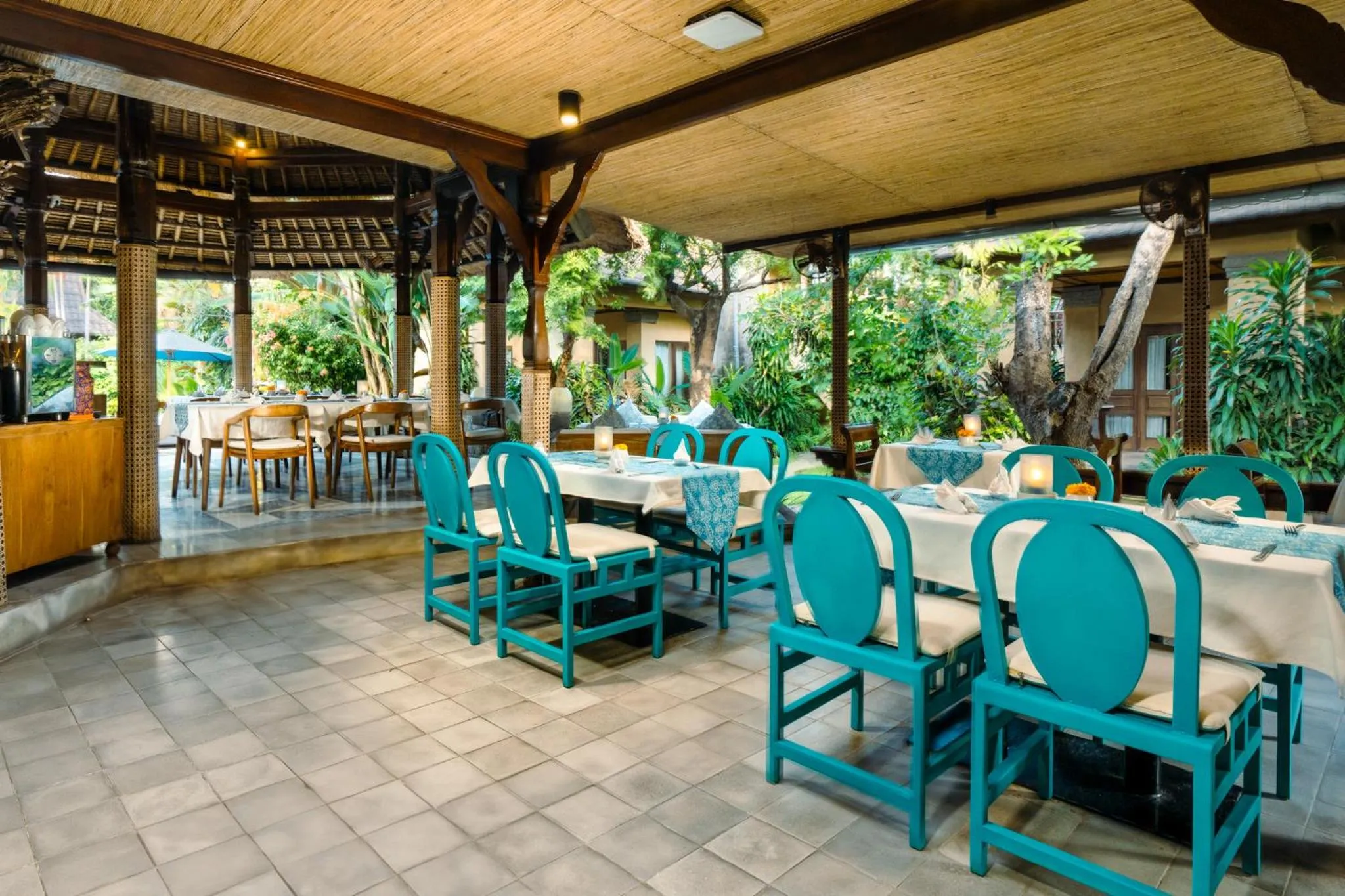 Restaurant/places to eat in Sri Phala Resort & Villa