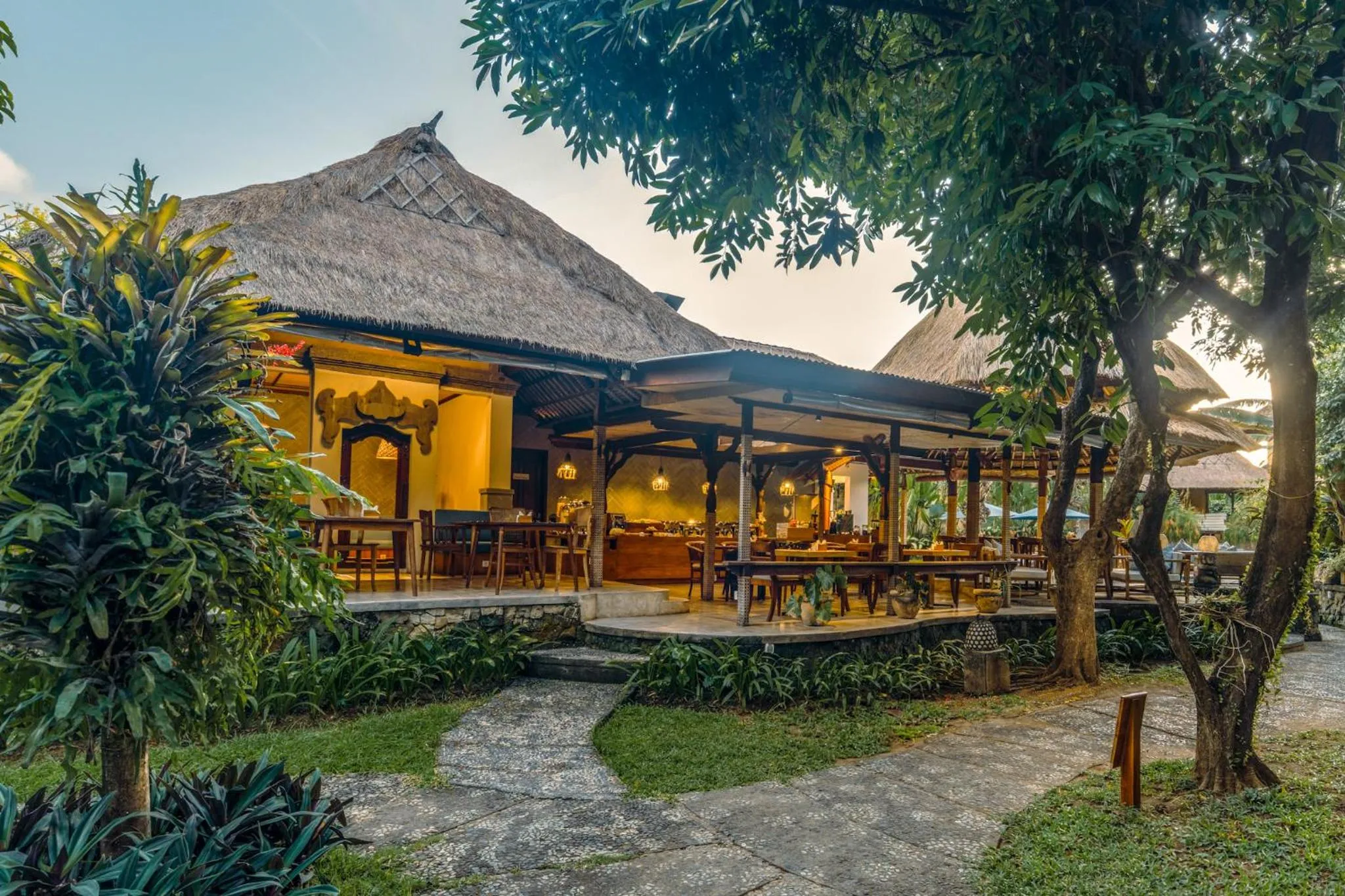 Restaurant/places to eat in Sri Phala Resort & Villa